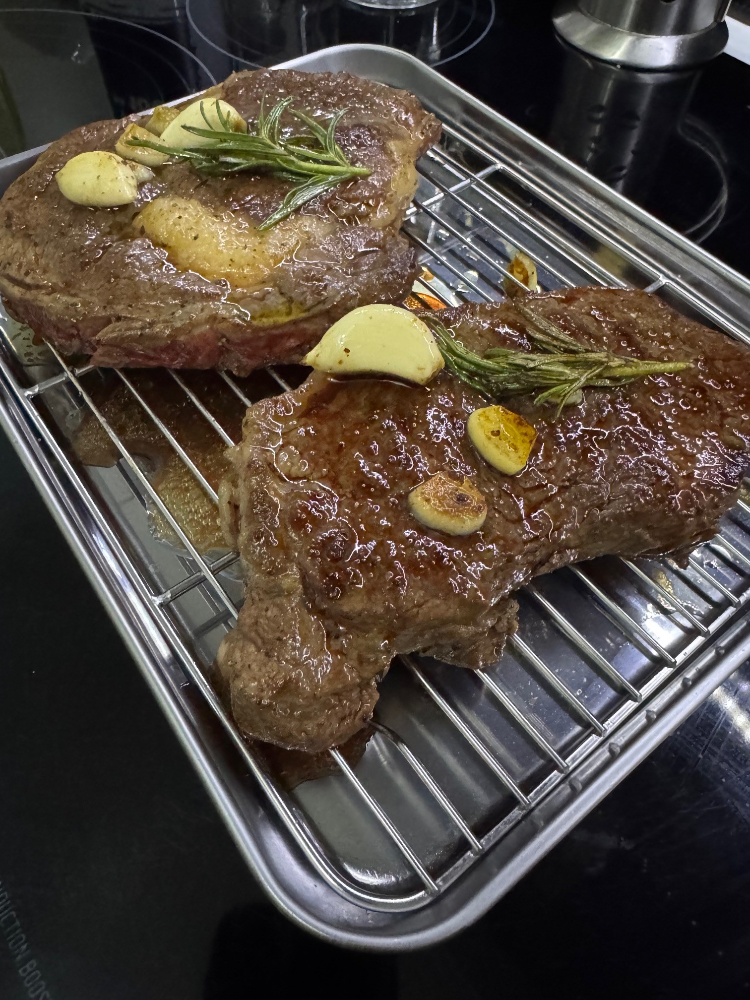 Ociekające steki na ruszcie drucianym.