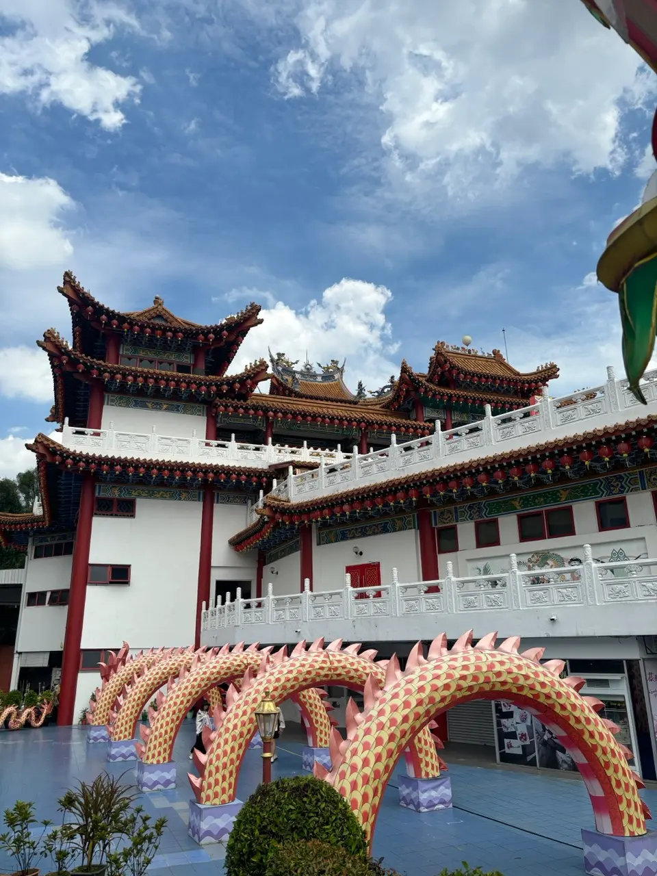 een tempel met een drakenstaart die bogen vormt