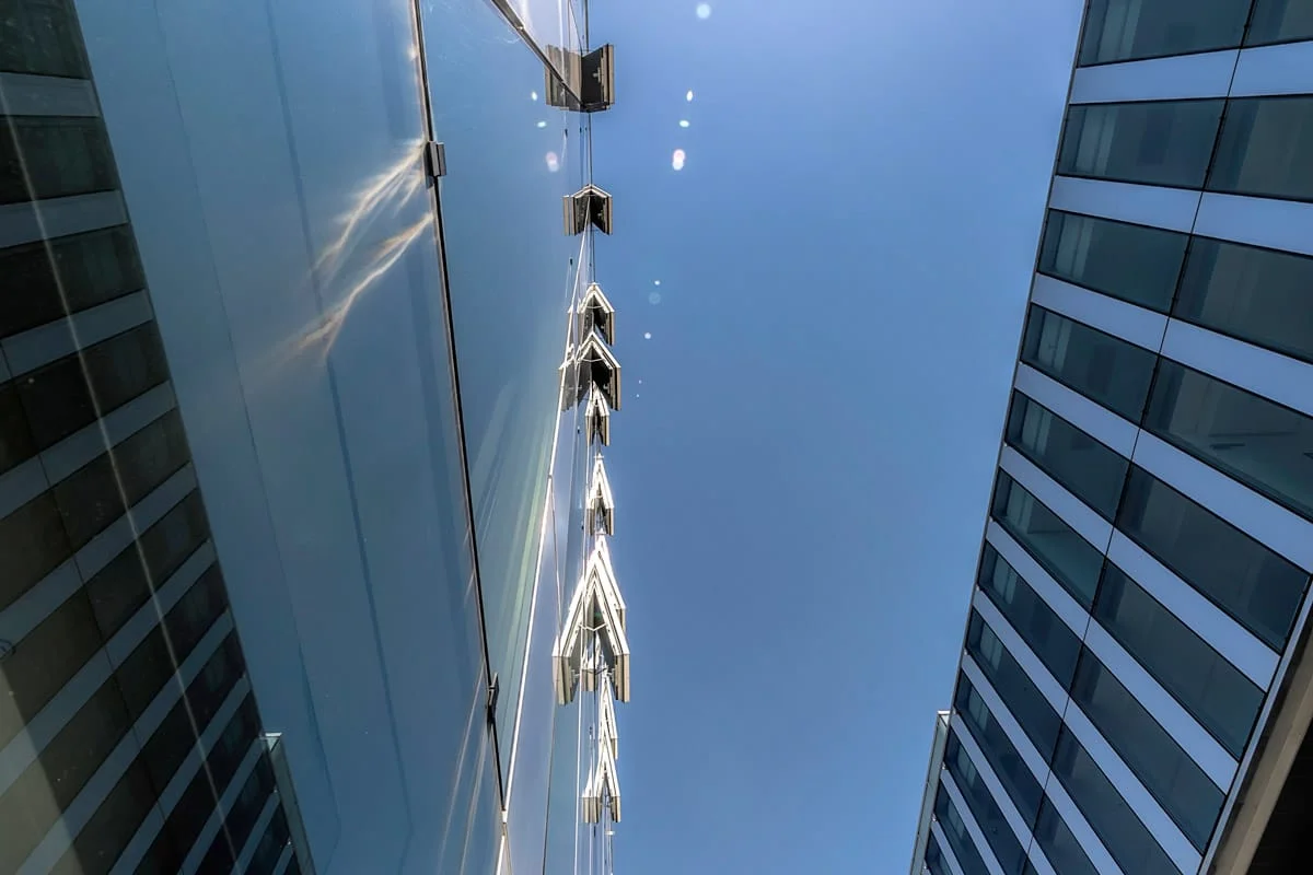 Façade d’immeuble la hall aux sucres contemporain en aluminium vue en contre plongée – photo immobilière architecturale Lille 2025