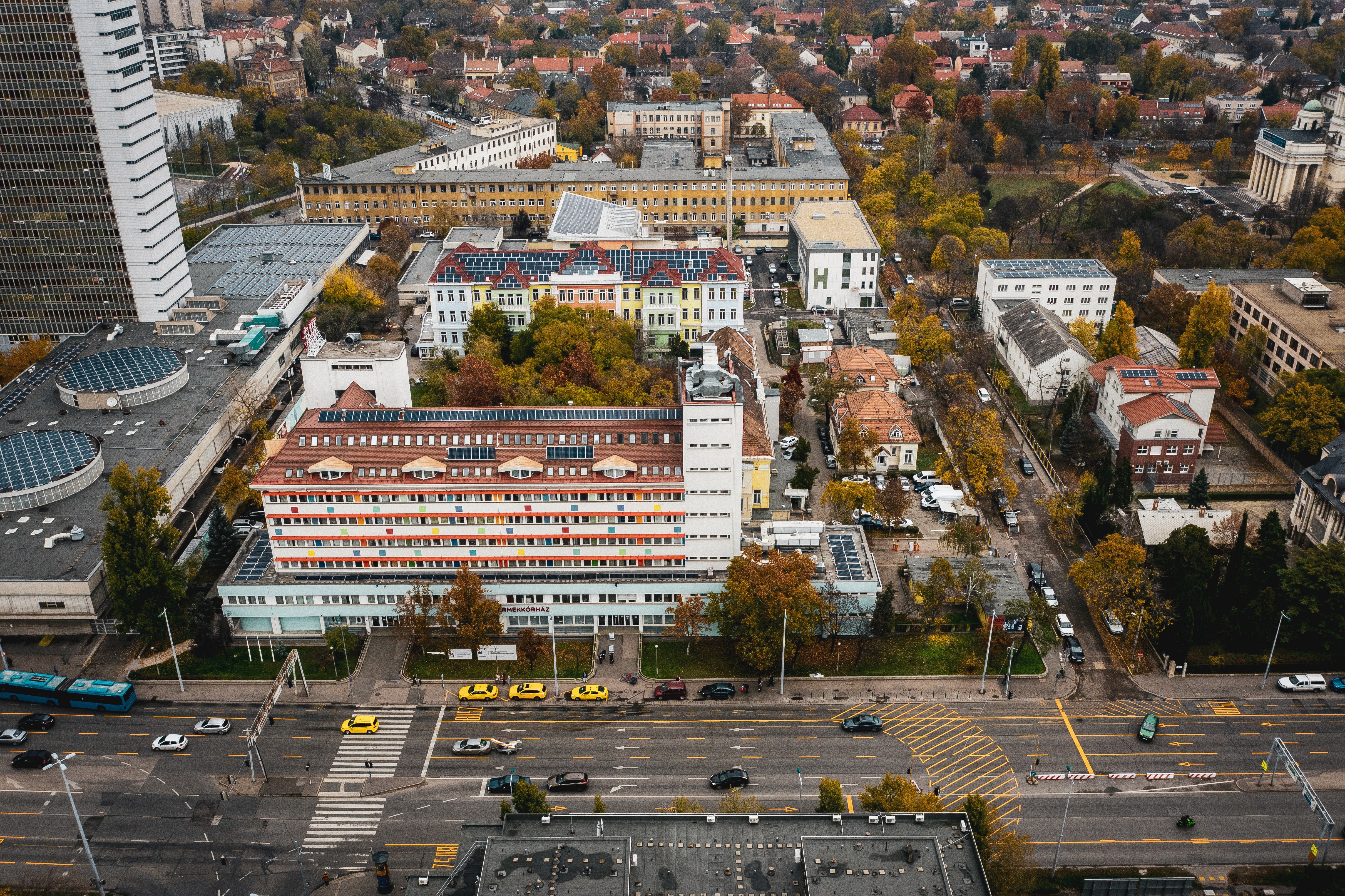 Madártávlatból fotózott épületkomplexum utcákkal övezve. 