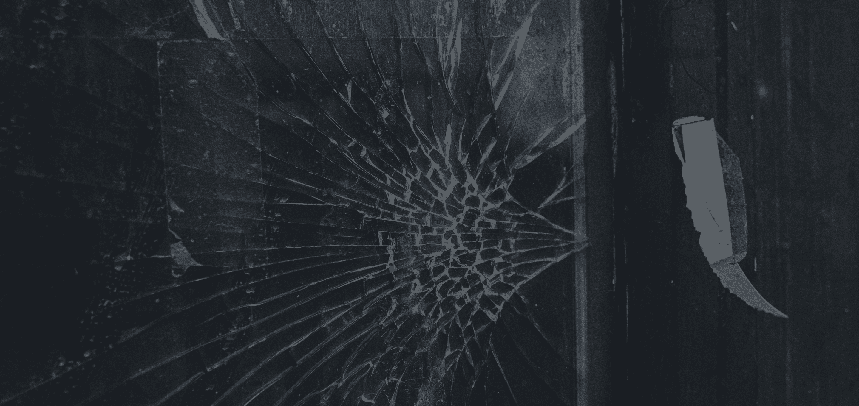 Gesplitterte Fensterscheibe