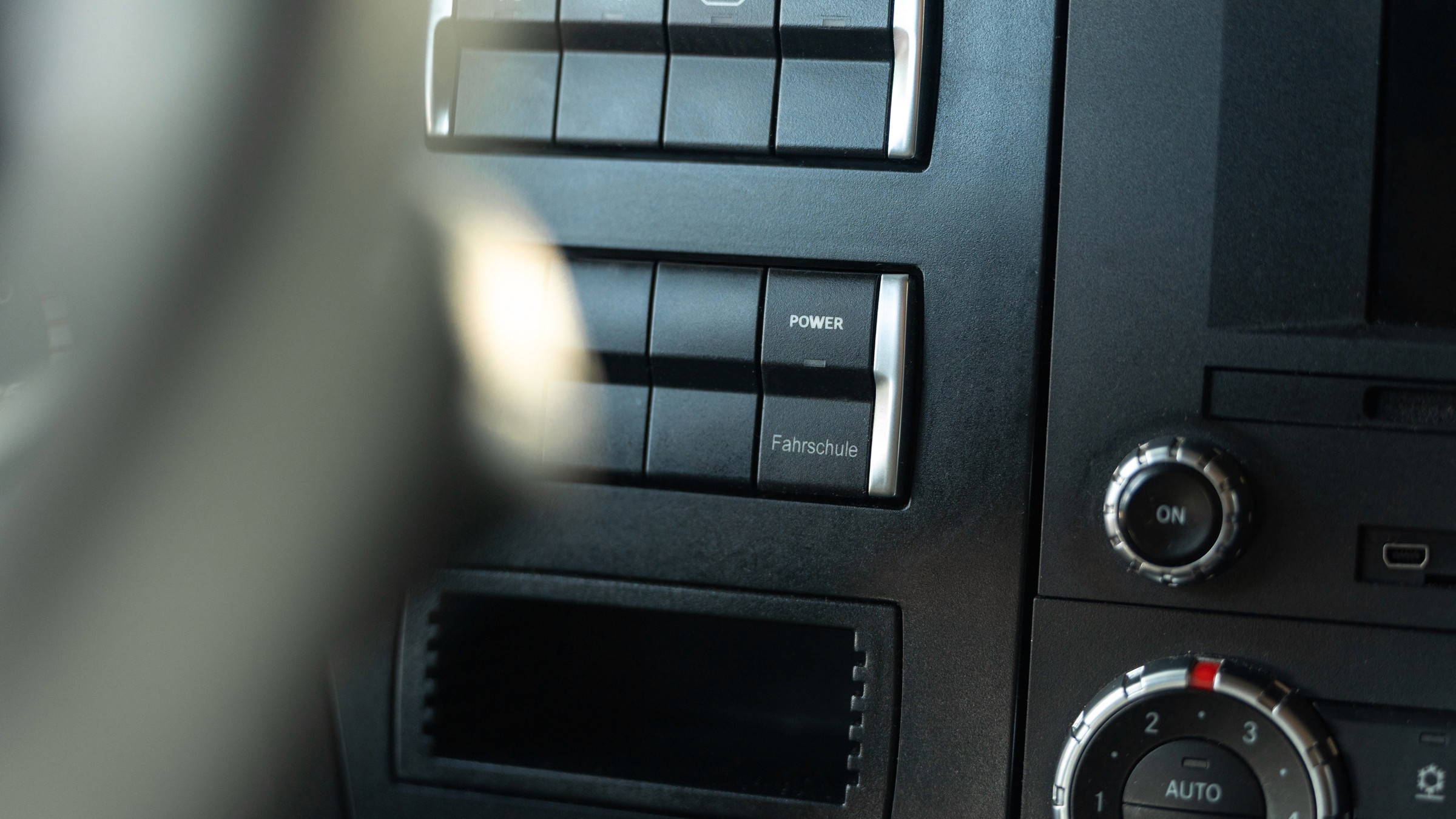 Mercedes Actros Interieur – klar strukturierte LKW-Bedienung für Fahrschüler.