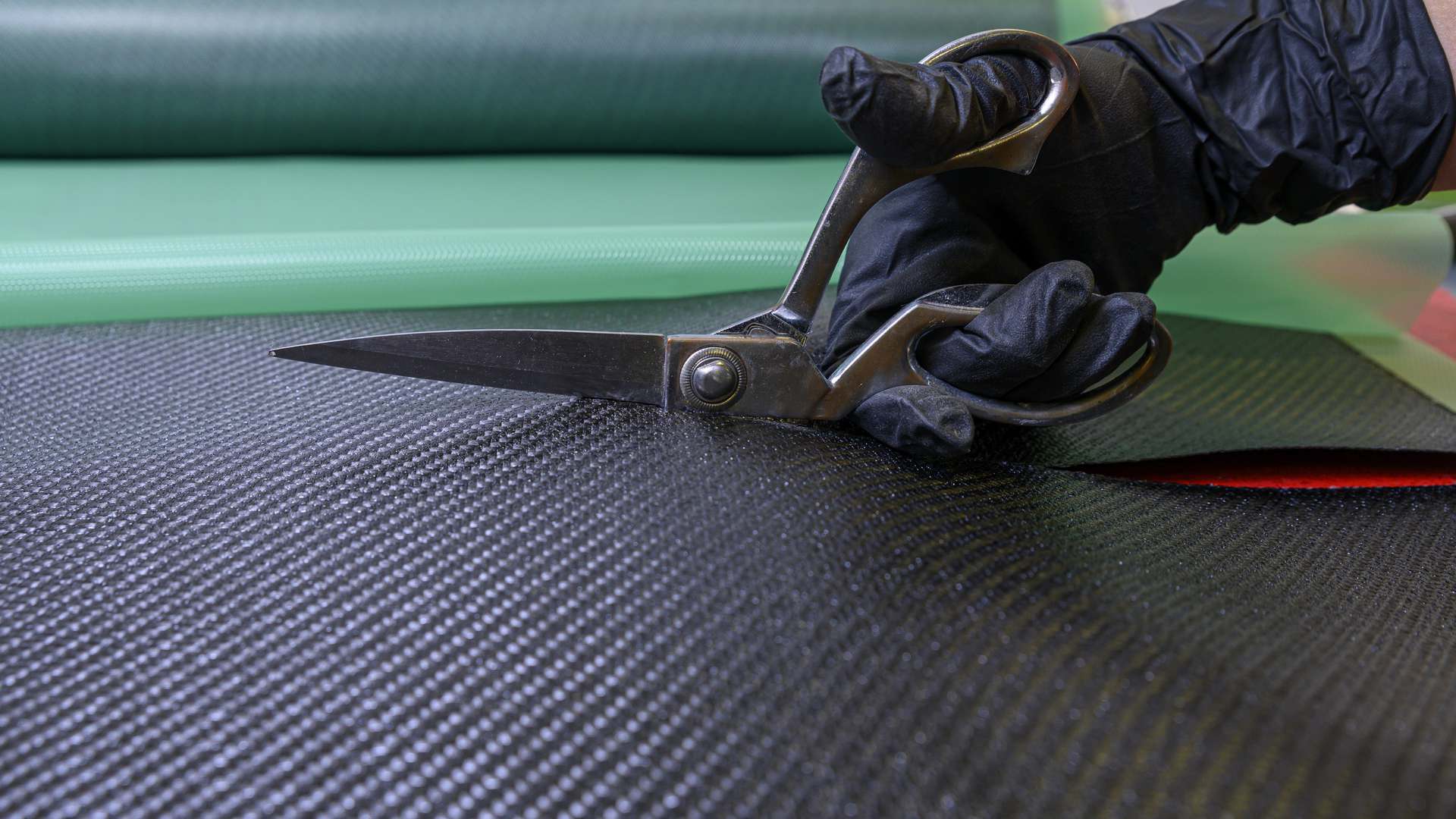 Preparation and cutting of a carbon fibre sheet.