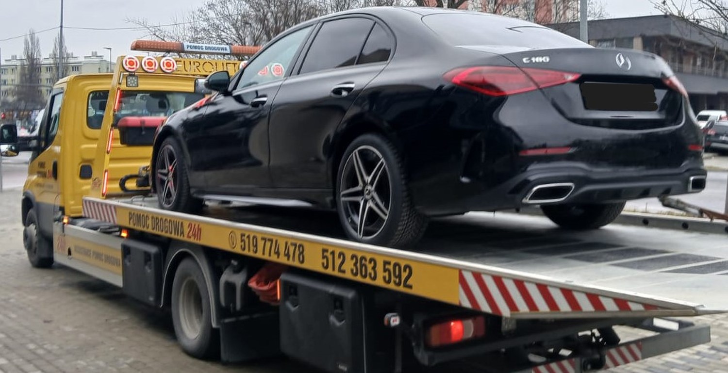 auto zastępcze po wypadku – samochód odholowany po kolizji