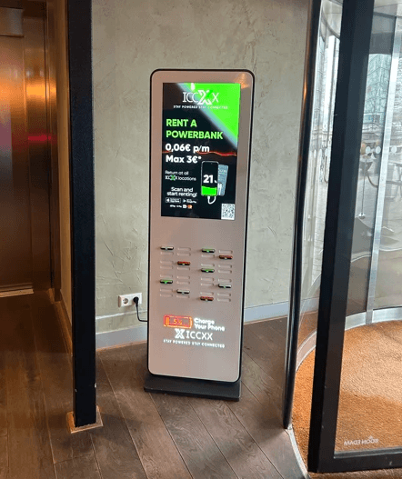 Foto van een Premium Powerbank Hub in een hotel lobby