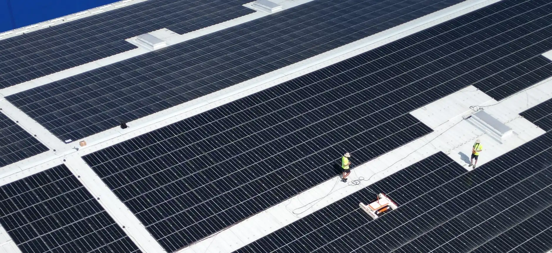 Tehnicieni certificați spălare panouri fotovoltaice București cu echipament profesional