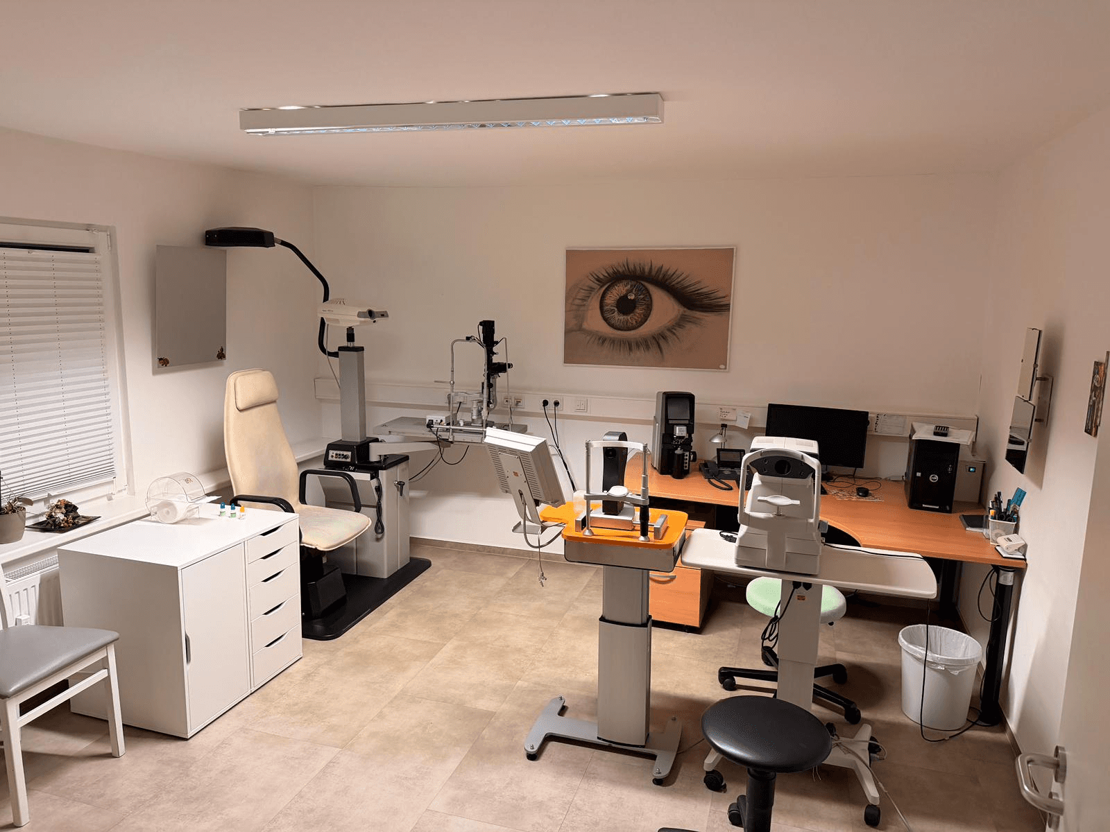 Moderne Augenarztpraxis mit Behandlungsraum und medizinischer Ausstattung