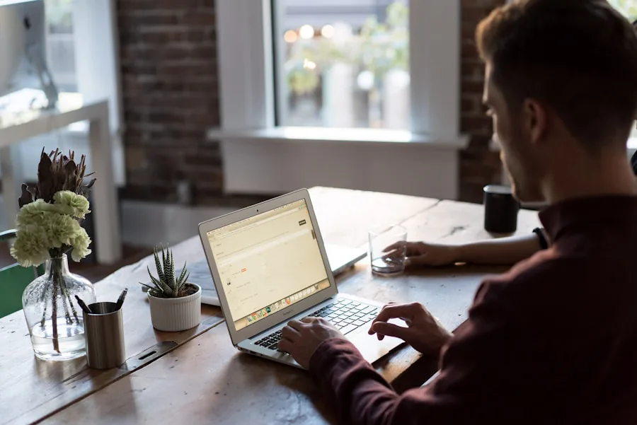 Kampagnenmanagement für Google und Meta Ads am Laptop