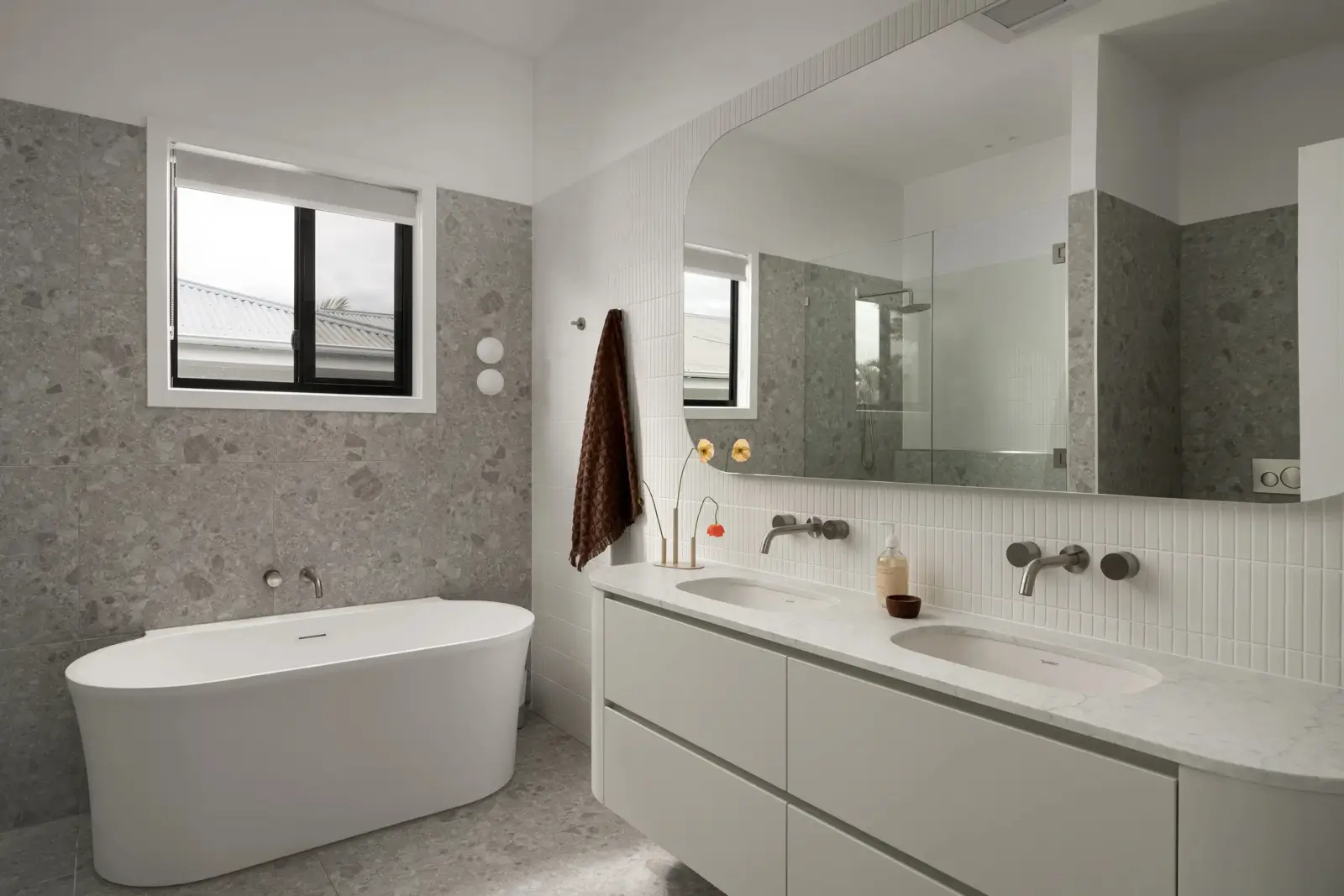 Bathroom in a renovated home in Hawthorne by Invilla Architecture 