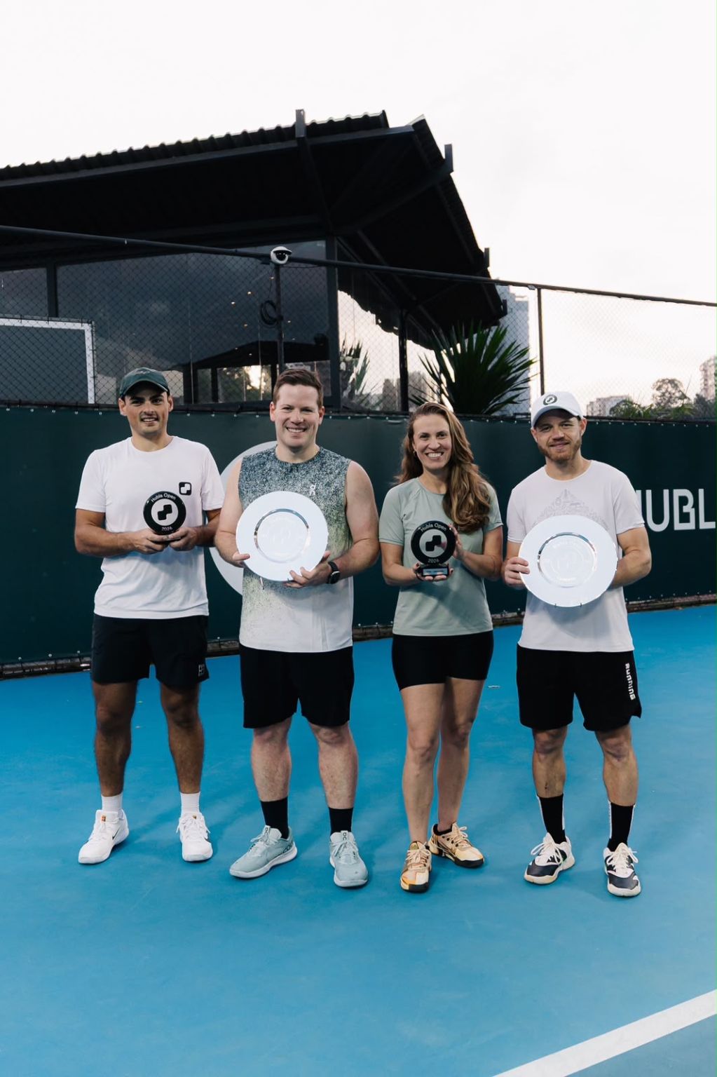 Campeões do Hubla Open com os troféus na quadra