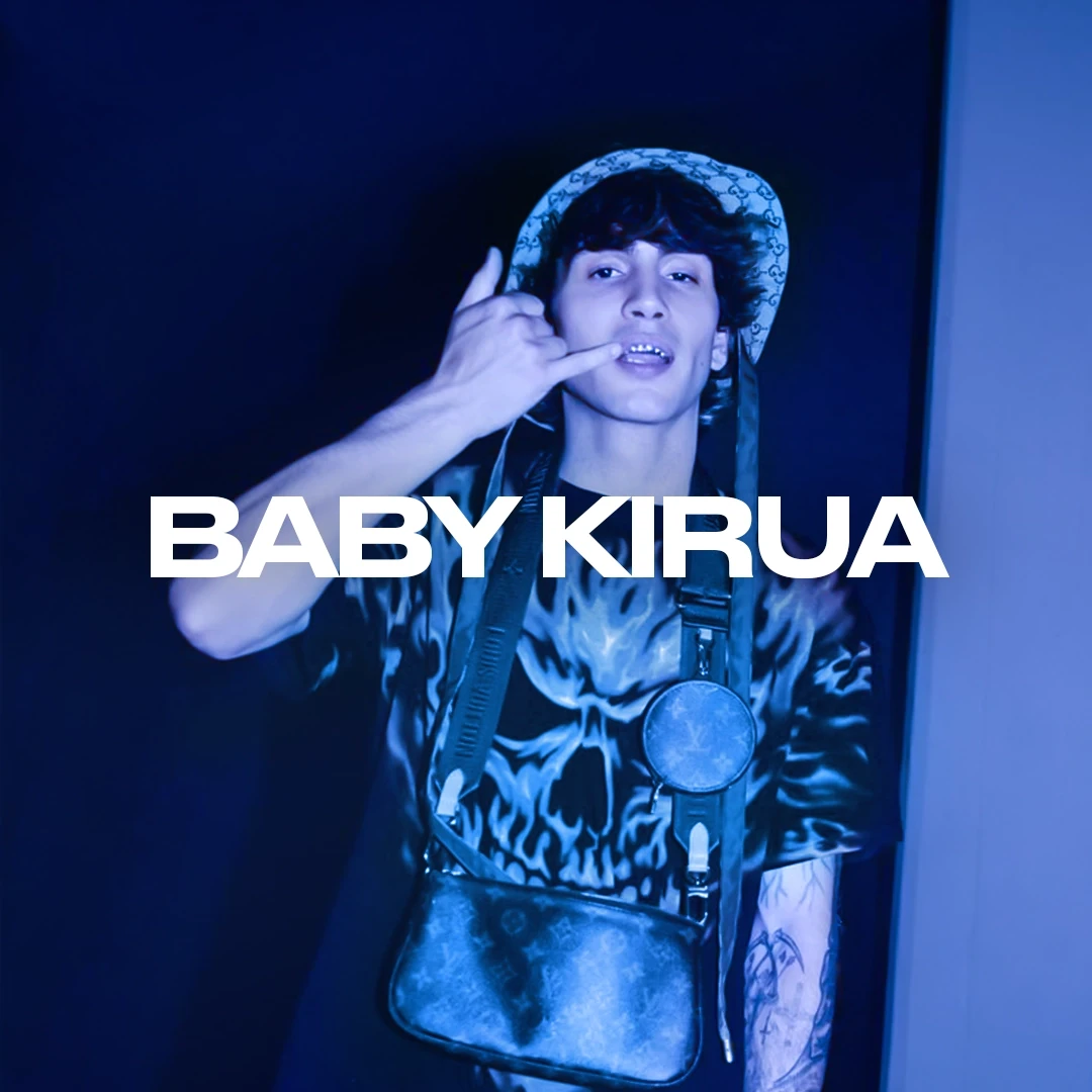 Baby Kirua in studio durante una sessione musicale.