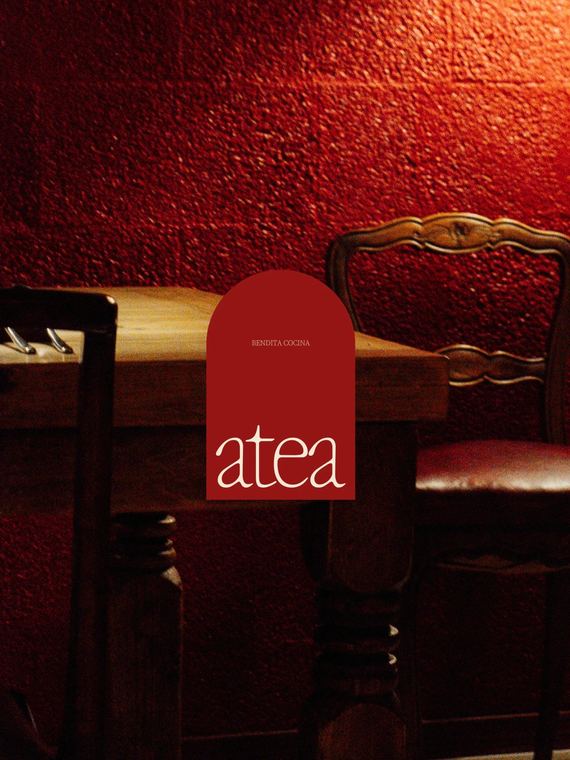 Logotipo de Atea en arco sobre el comedor rojo del restaurante, Convent Garden, Donostia