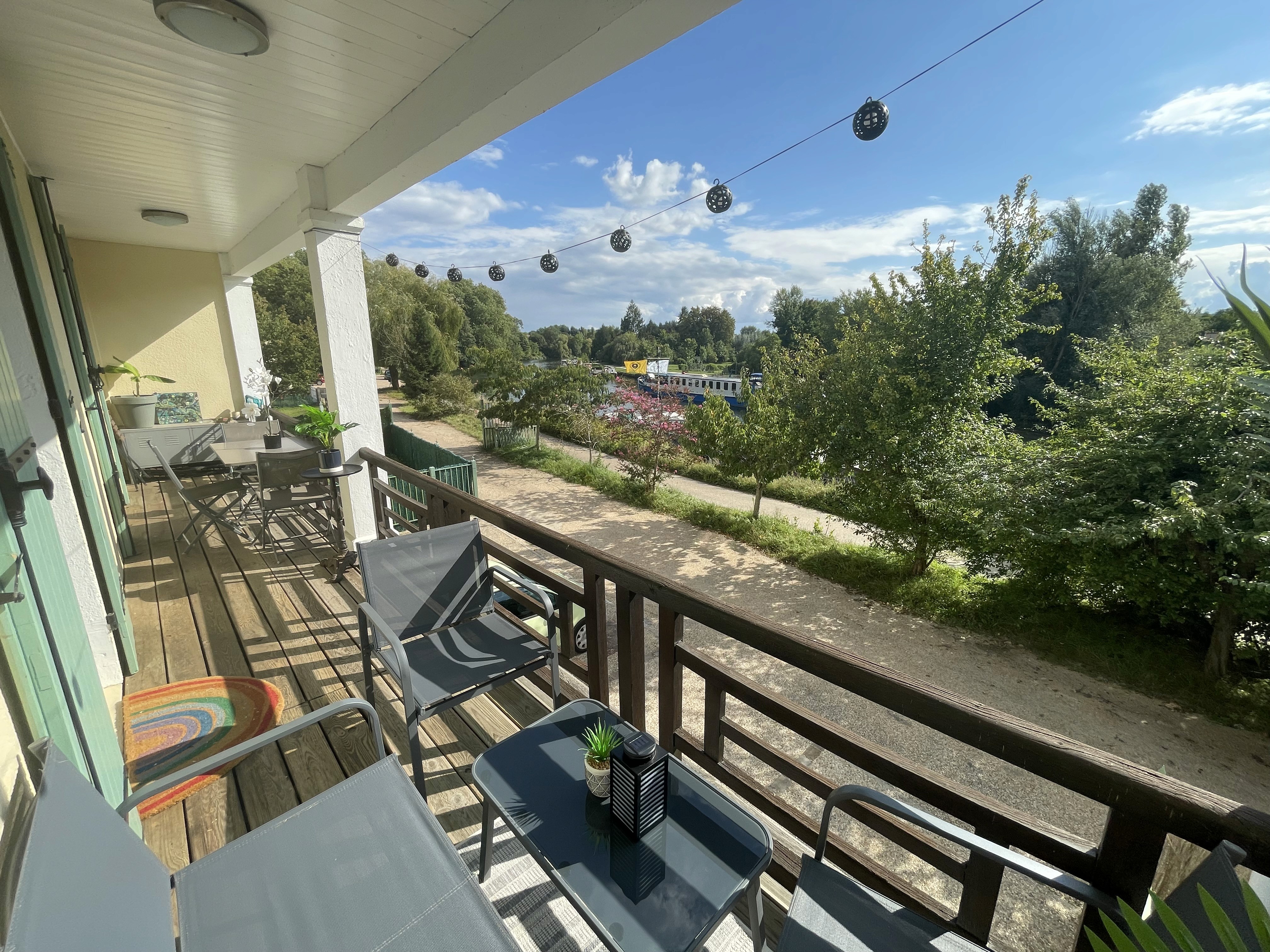 La Halte- Vue Rivière- Élégant T3- Parking- RDC