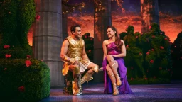 Megara ed Hercules condividono un momento di intimità in Disney's Hercules, ora in scena al Theatre Royal Drury Lane, nel cuore del West End.