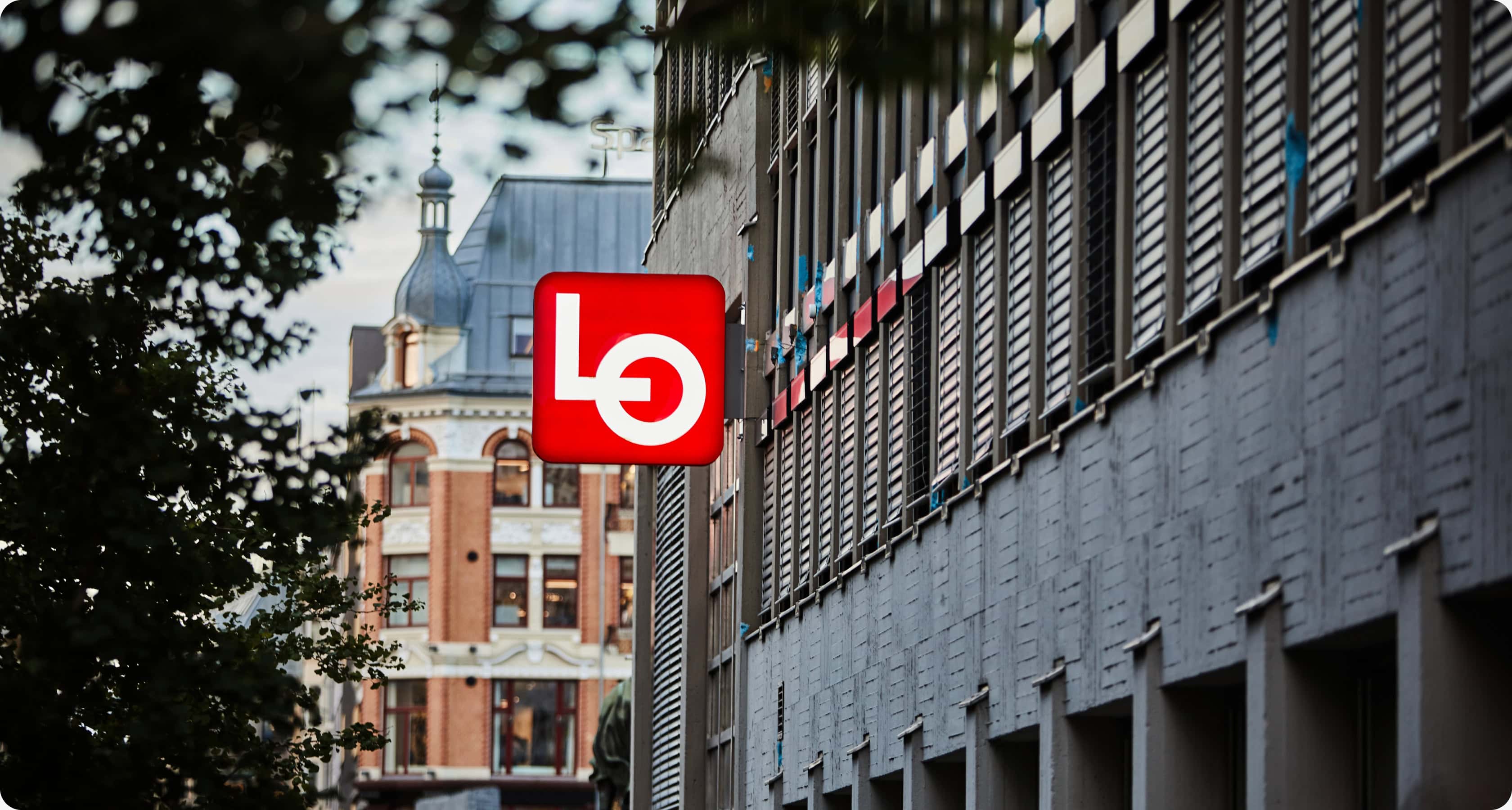 LOs røde logo på fasaden til LO-huset i Oslo