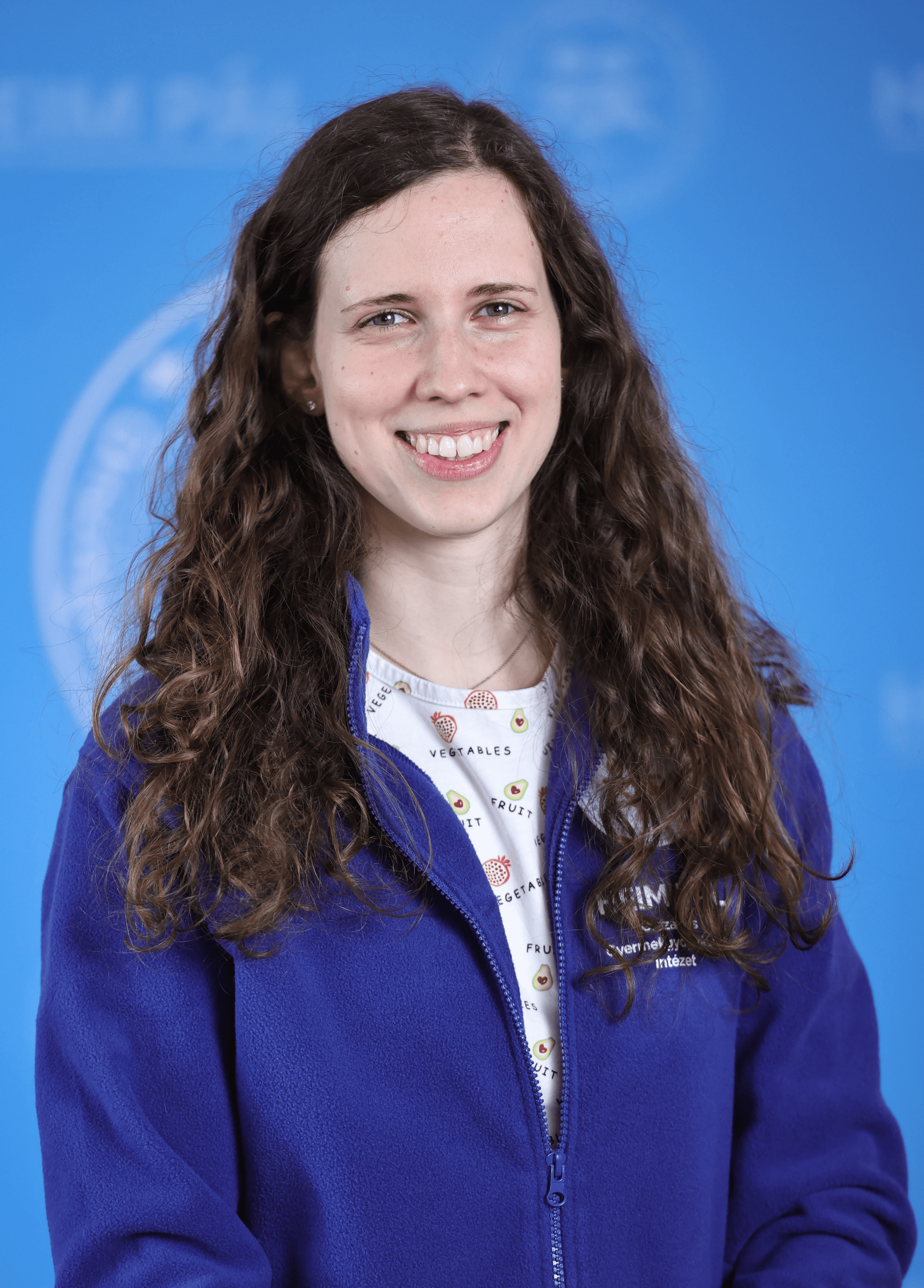 Hosszúhajú mosolygós nő kék kardigánban