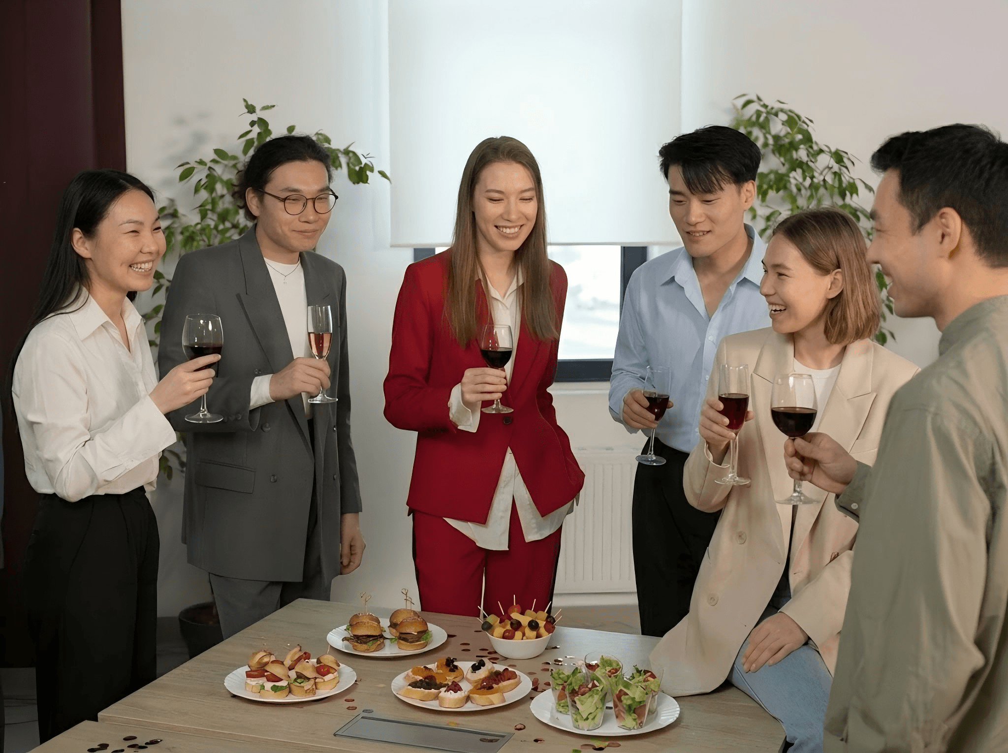 BW Event 360 統籌的香港公司開張派對,商務團隊在慶祝活動中舉杯祝酒。