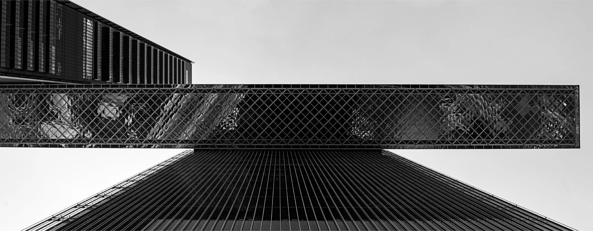 مبنى طويل بتصميم أحادي اللون يتميز بملامح معمارية فريدة، يجسد الطابع العصري لتطويرات ون زعبيل في دبي.