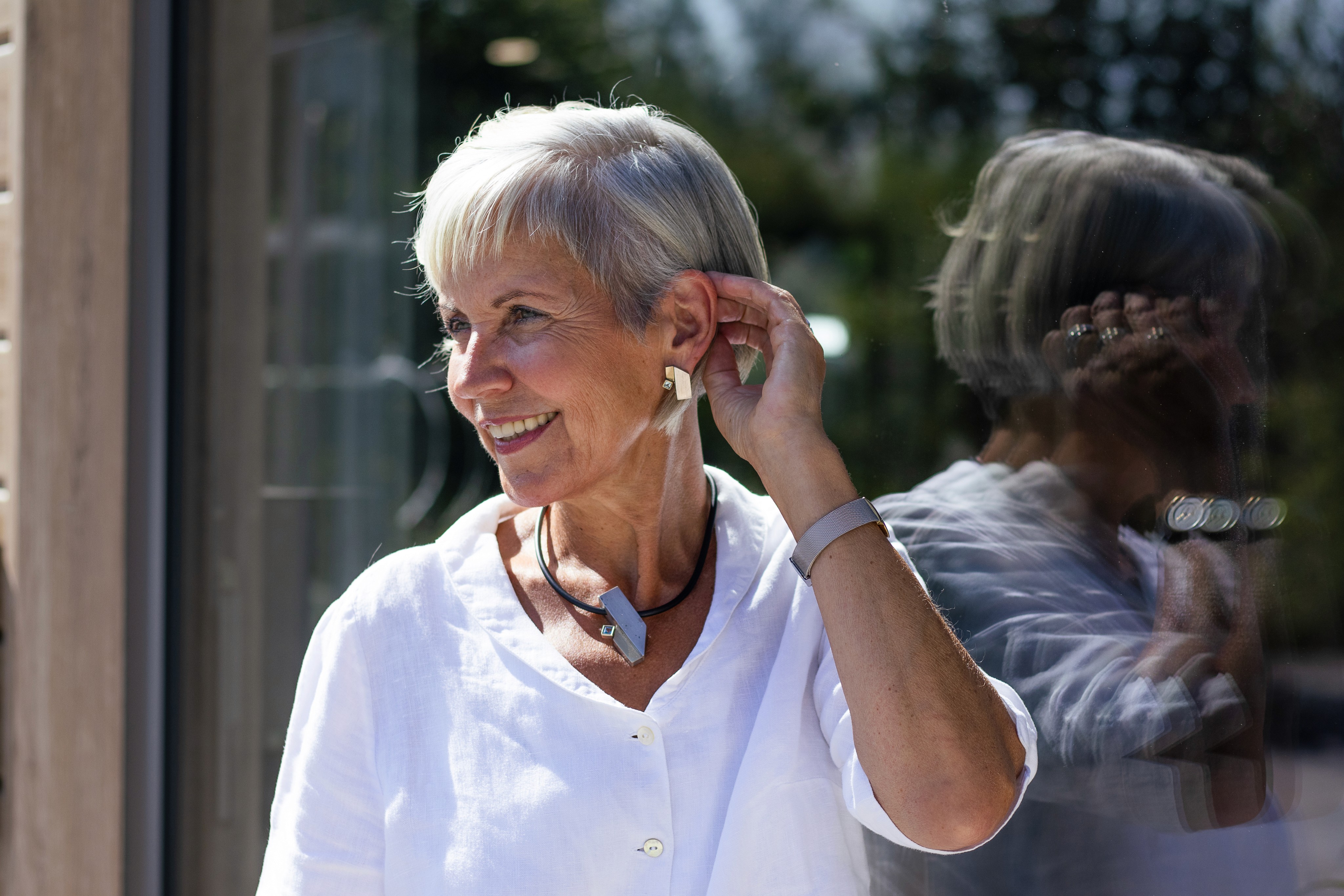 Frau mit neuem Haarschnitt