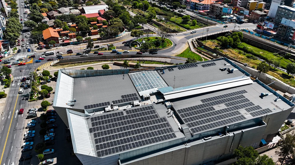 Techo de edificio comercial cubierto de paneles solares