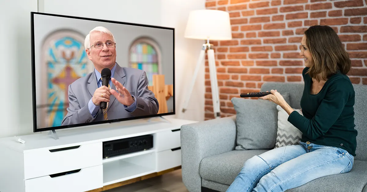 Illustrasjonsbilde av en kvinne som ser Svein-Magne på TV.