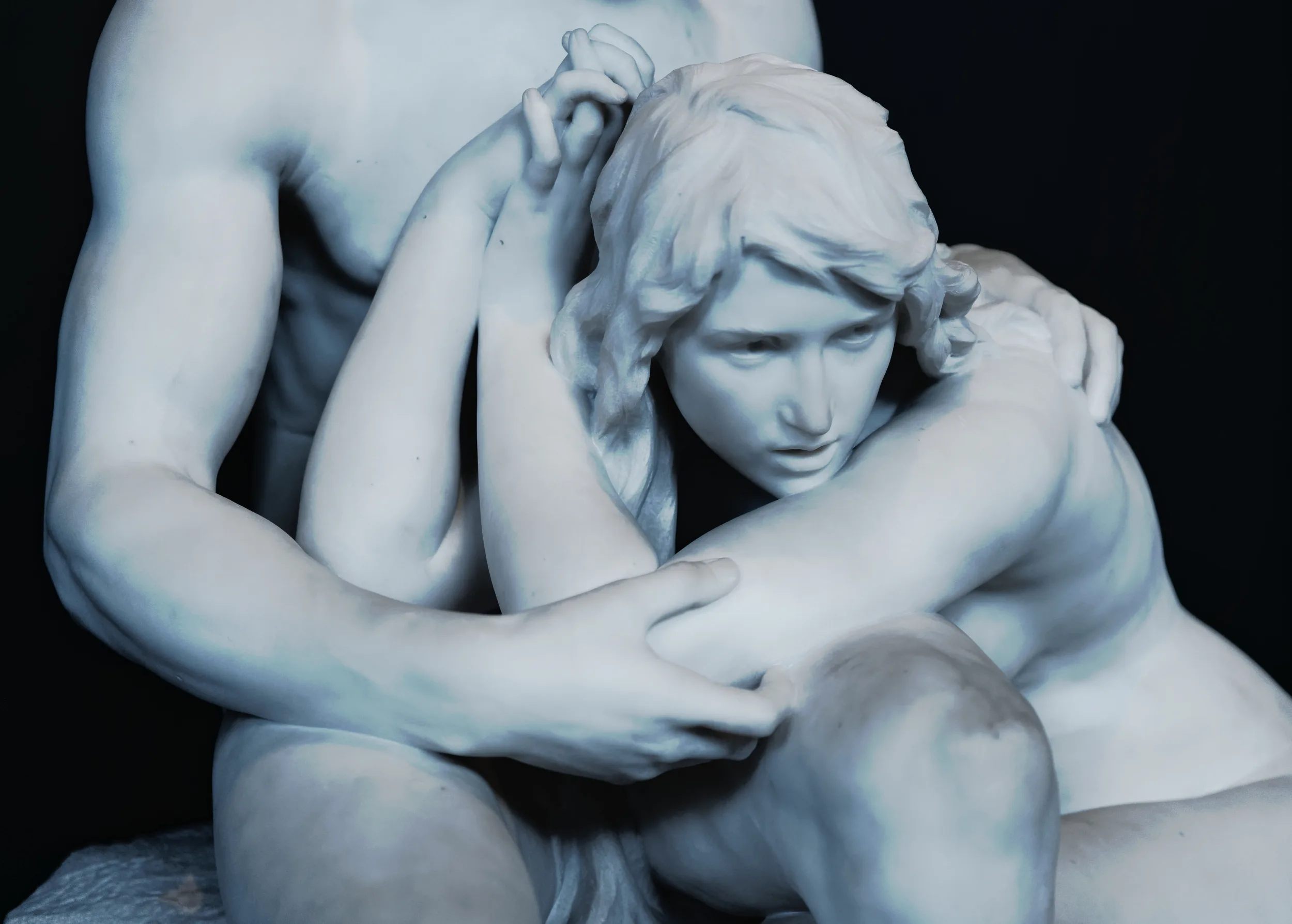 Photographie de sculpture à la pose expressive et à la composition en faisant une oeuvre d'art différente, en deux dimensions