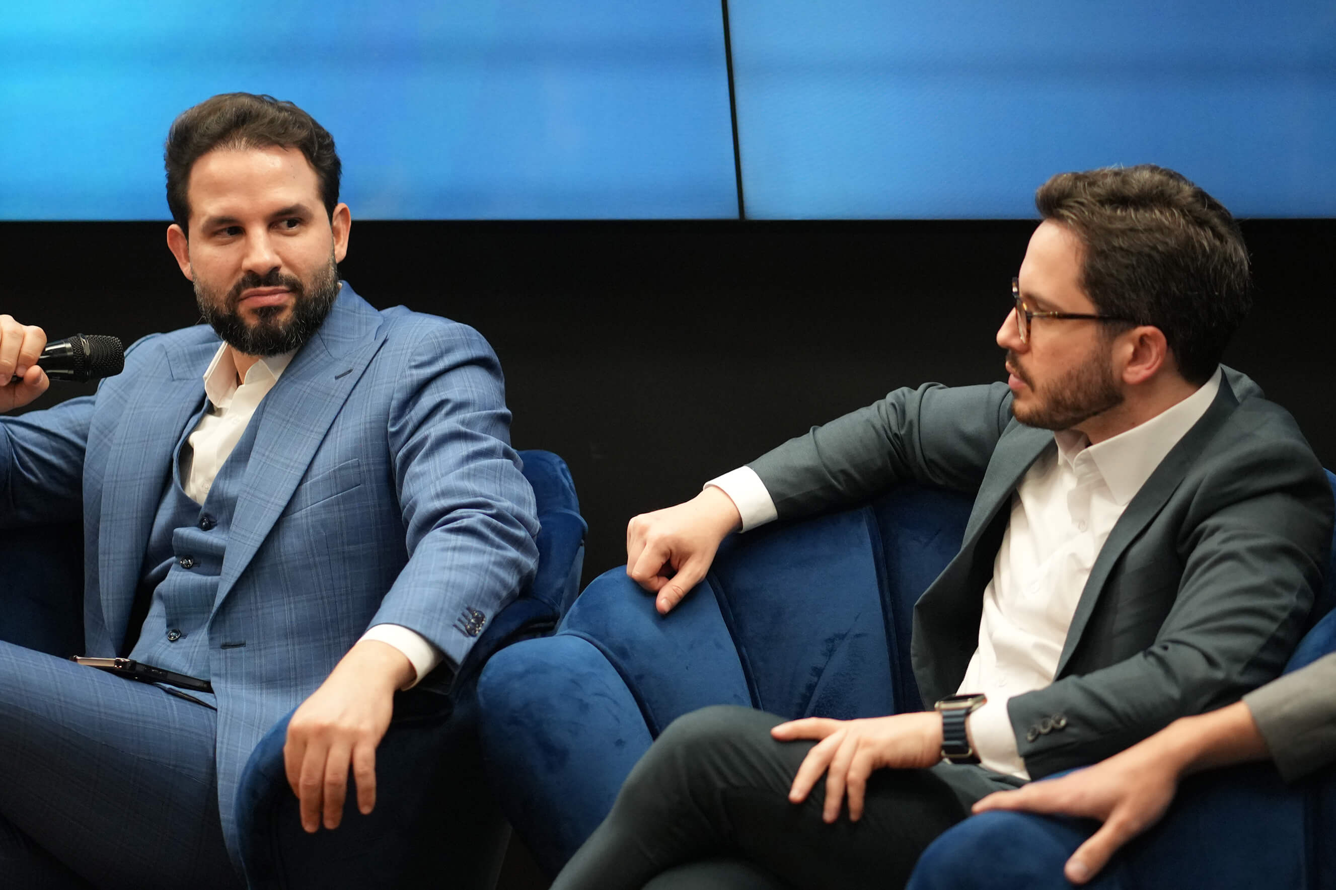 Dr. Paulo Miorali e Dr. Helio Acciolly palestrando no Fuex. 