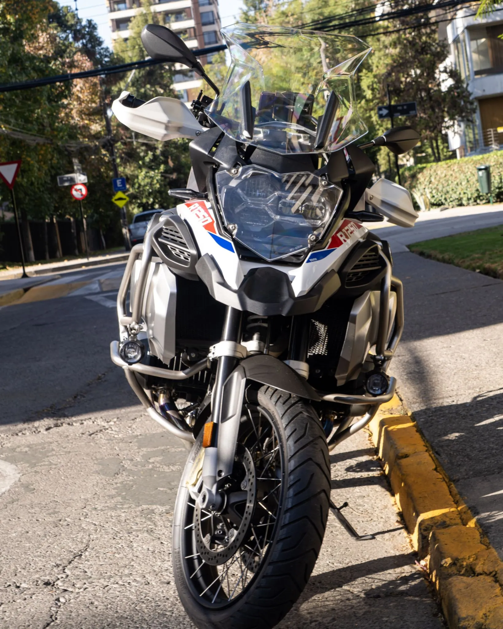 BMW R 1250 GS Adventure vista de frente con parabrisas alto, luces auxiliares y neumático delantero