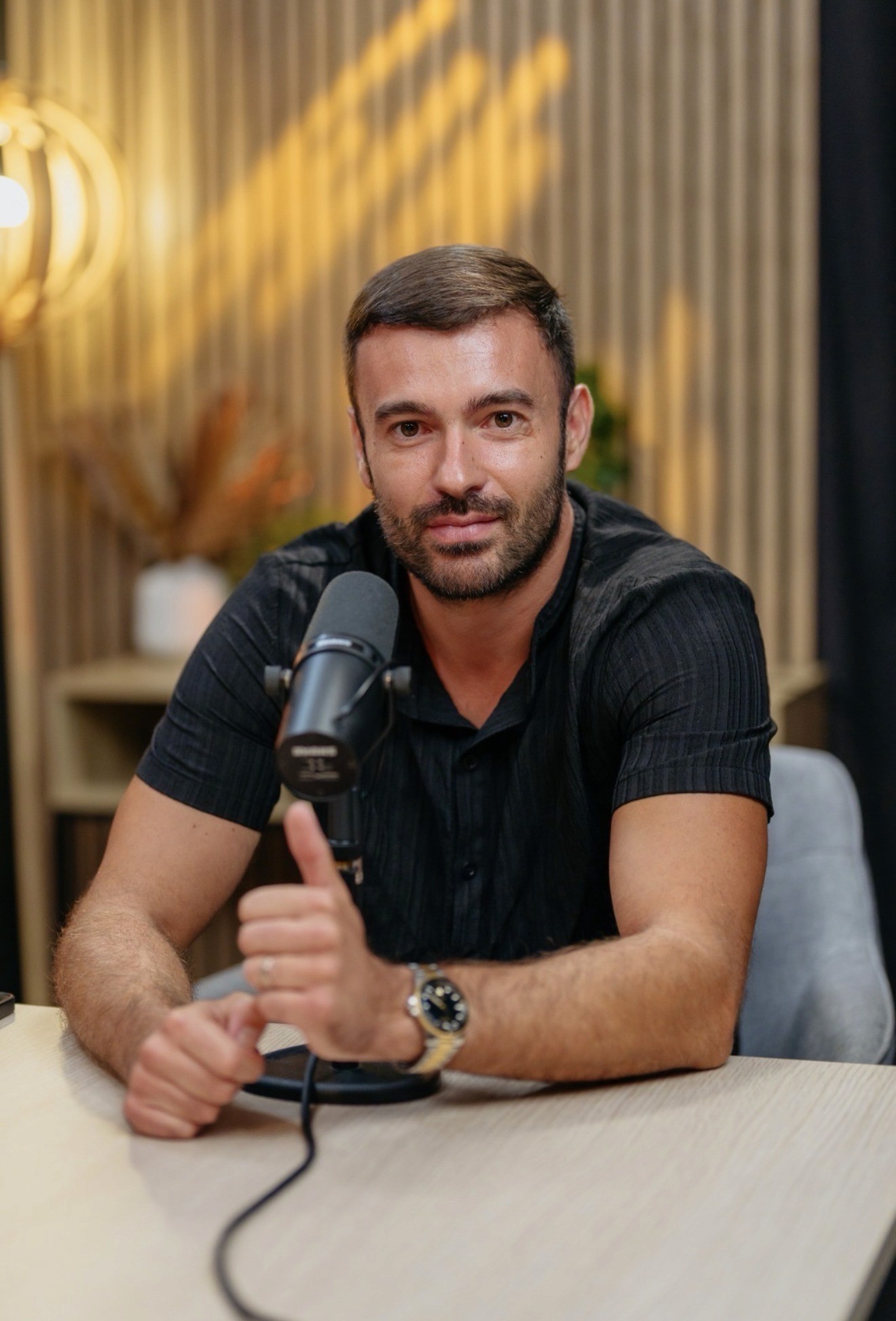 Rémy Rente au micro pendant un podcast