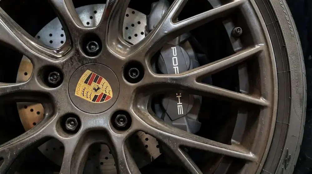 Avant nettoyage de la jante d’une Porsche 911 GT3 RS avec résidus incrustés