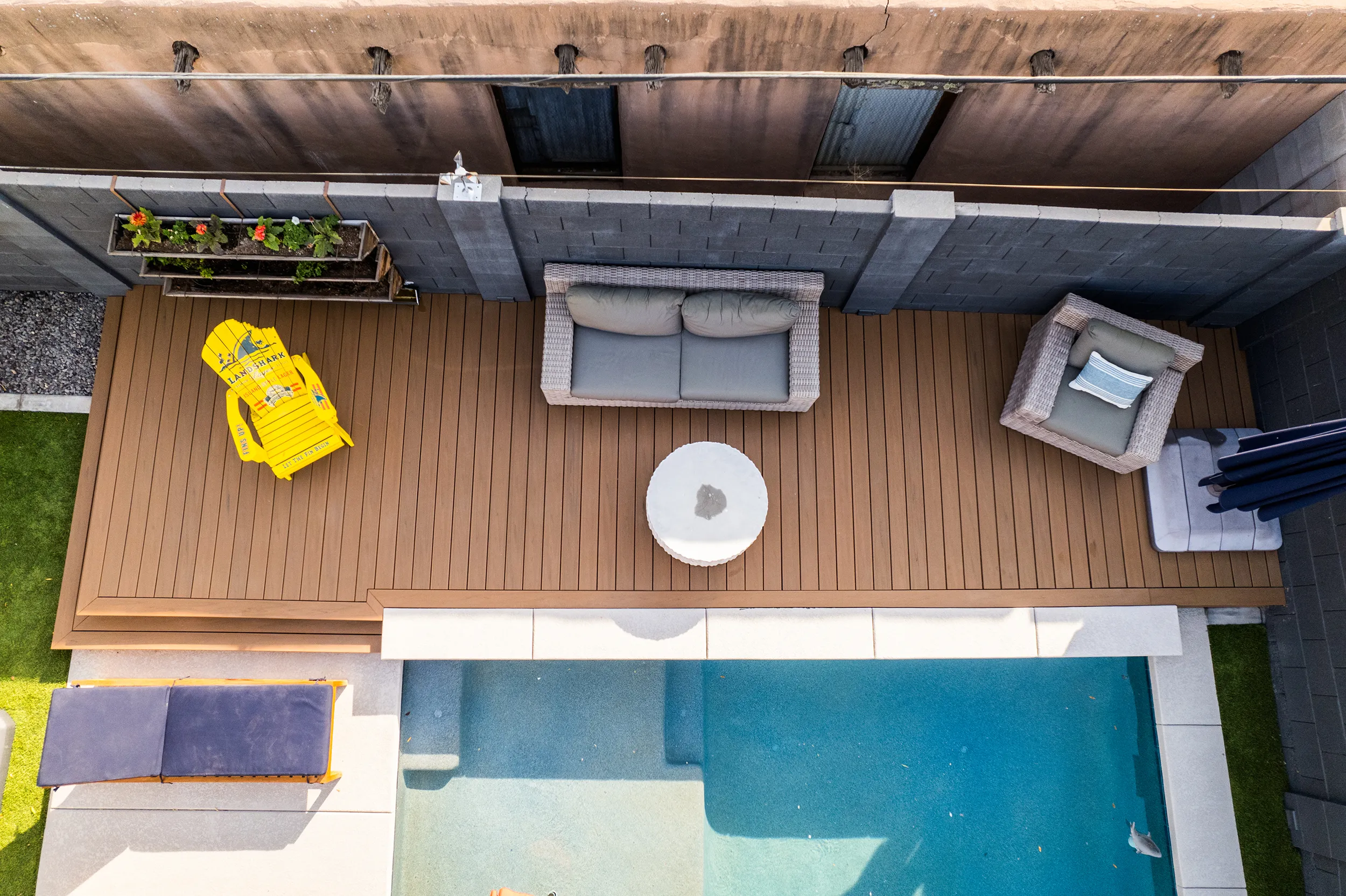 HBC Desks – A Contemporary Poolside Sanctuary with Trex Transcend Lineage decking