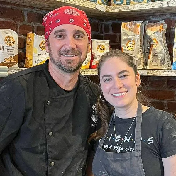 La chef Kelly Chinchilla hace la pizza Romana en Heredia