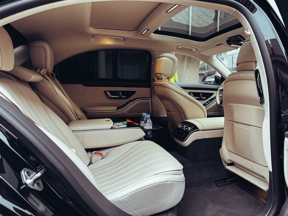 Fond einer Mercedes-Benz S-Klasse mit hellem Lederinterieur — Limousinenservice Frankfurt
