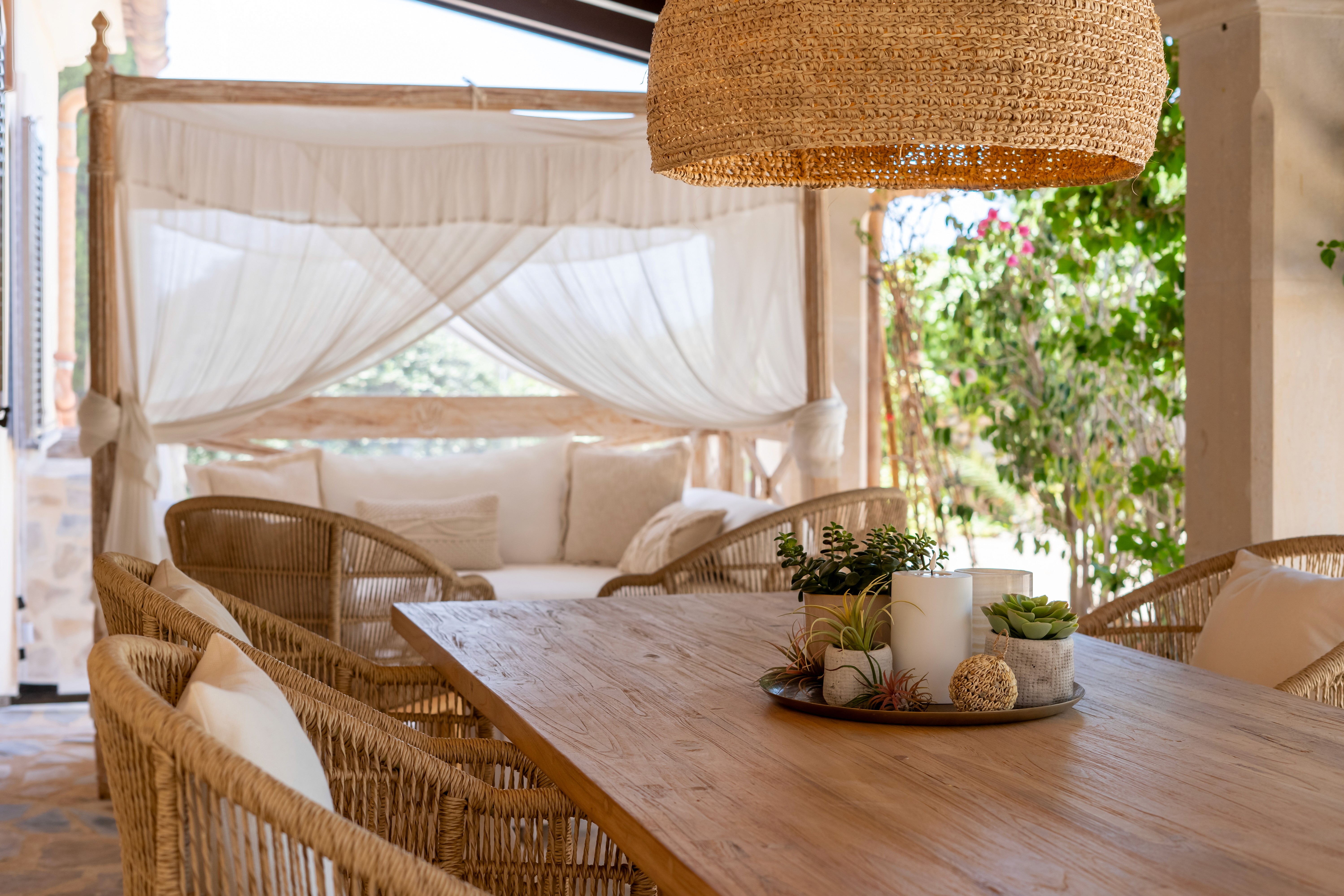 Überdachter Aussenbereich der Finca in Llucmajor mit Holztisch, Naturmaterialien und mediterraner Terrasse