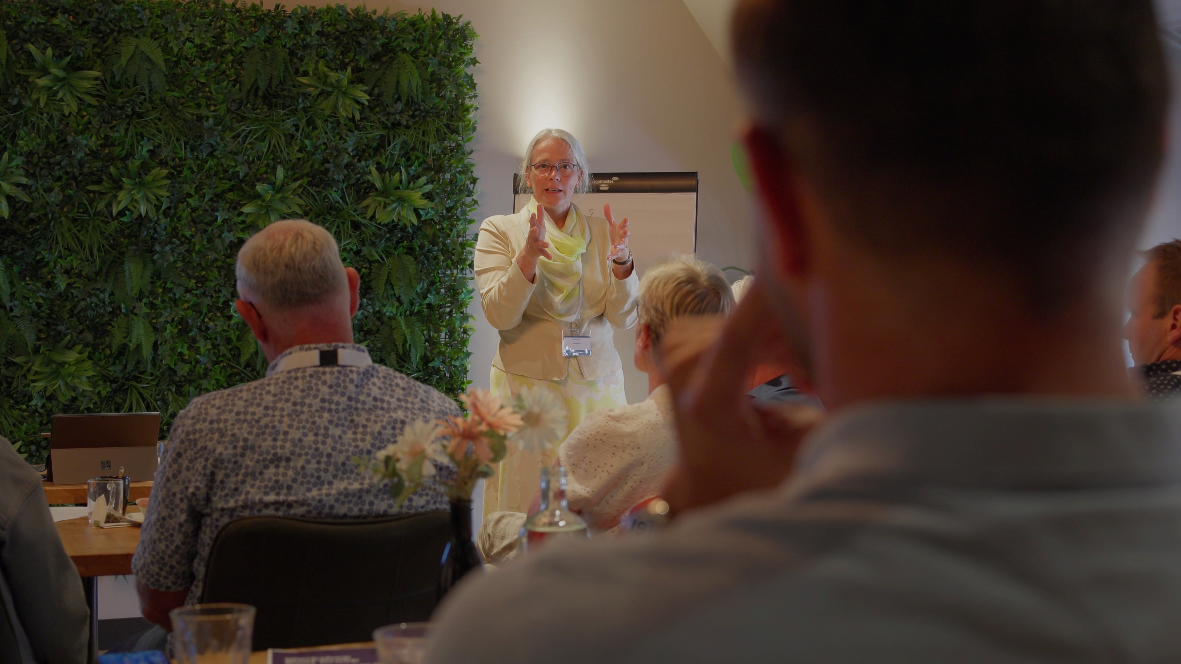 Sfeer: Deelnemers zakelijk evenement vastgelegd tijdens aftermovie productie met 24 uur oplevering