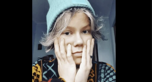 Elegancka jadalnia z kwadratowymi stołami i kremowymi krzesłami, w tle kuchnia z blatem z czarnego marmuru.