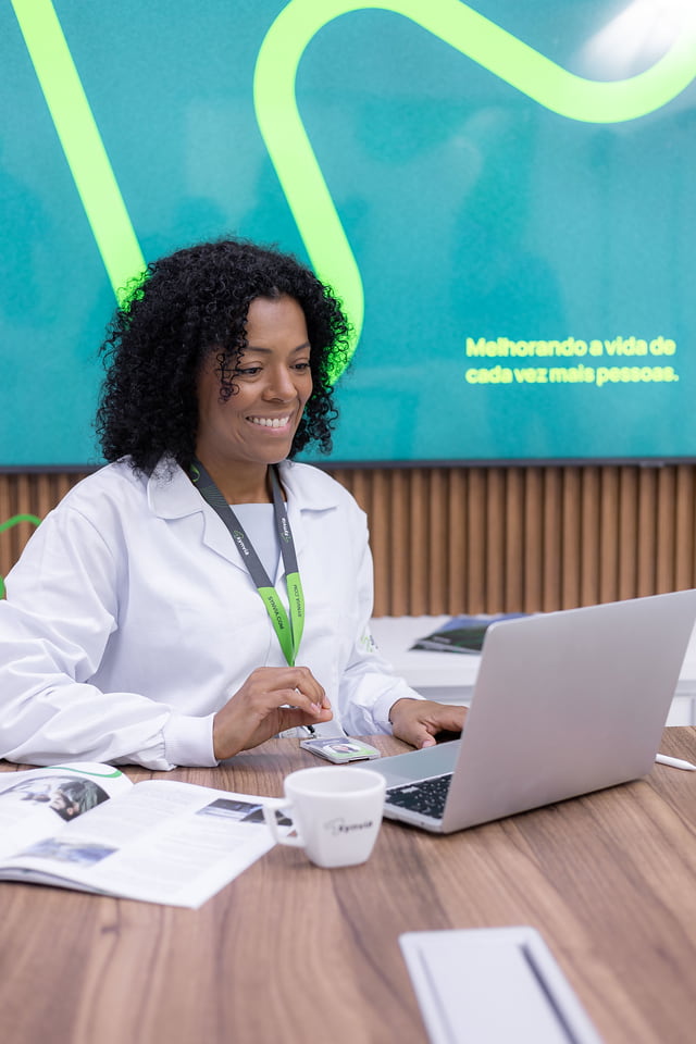 Profissional de monitoria clínica da Synvia realizando acompanhamento de estudos clínicos e centros de pesquisa