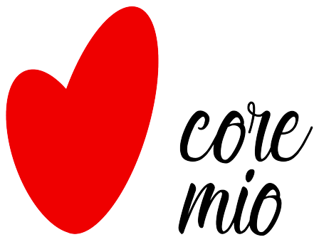 Logo ufficiale Core Mio Eyewear con grande cuore rosso inclinato e lettering nero dalla grafia spontanea, morbida e artigianale. Core Mio è il progetto creativo ideato da Laura Gobbi e nasce dall’idea che un occhiale a forma di cuore possa essere molto più di un semplice accessorio da sole: una dichiarazione d’amore, uno strumento di forza, un invito a guardare la quotidianità con leggerezza, consapevolezza e ironia. Il brand racconta gli “eroi quotidiani”, le persone che affrontano sfide, cambiamenti e momenti complessi senza rinunciare al sorriso e alla propria identità. Le montature Core Mio trasformano la forma universale del cuore in un segno visivo immediato, colorato e provocatorio, capace di creare connessione tra chi indossa l’occhiale e chi lo osserva. Una proposta eyewear emozionale e anticonvenzionale, accompagnata da accessori coordinati e dettagli personalizzabili, scelta da Ottica Dentella per chi cerca occhiali da sole originali, ironici, simbolici e fortemente espressivi.