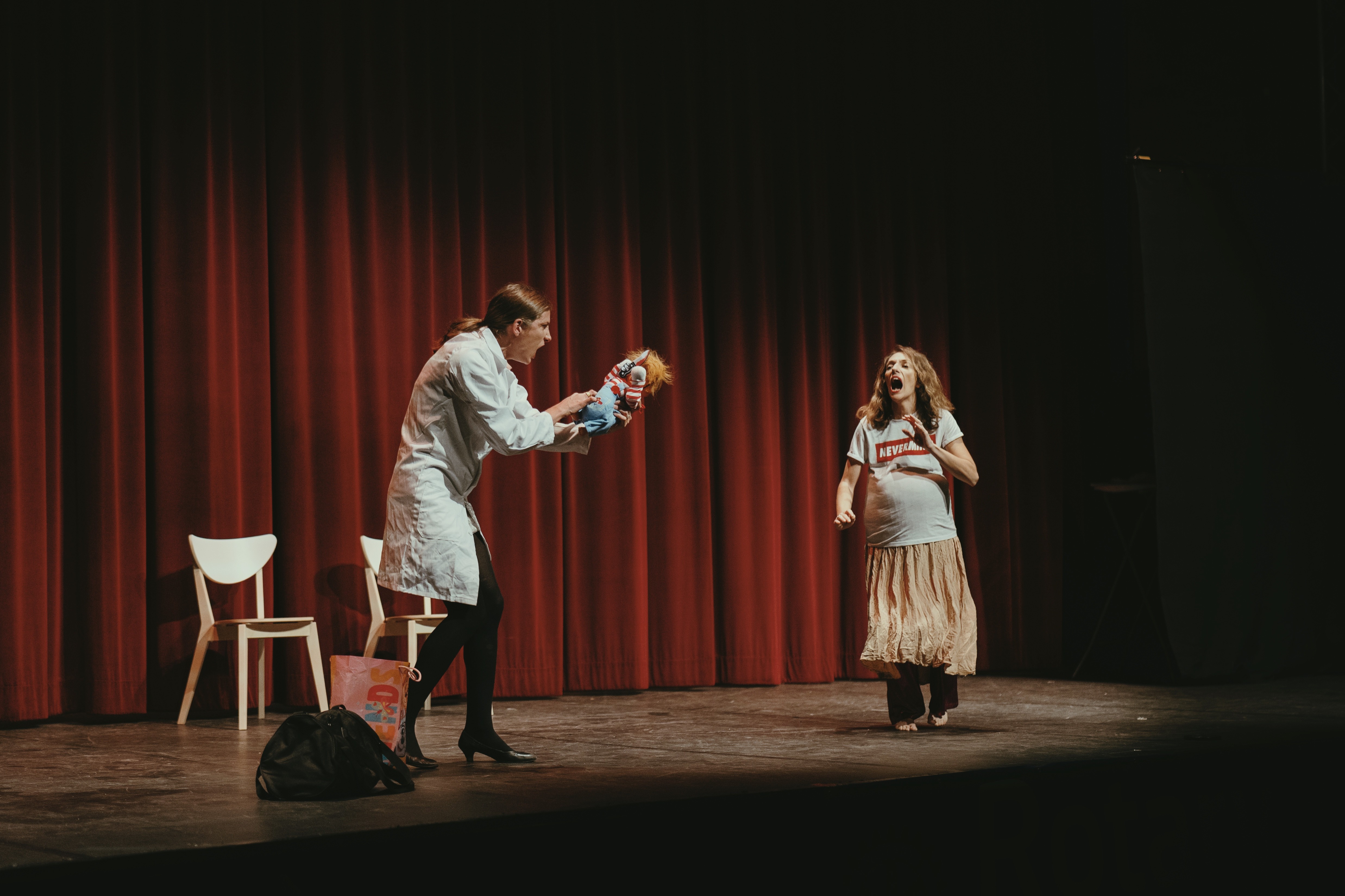 Deux comédiennes sur scene avec un poupon