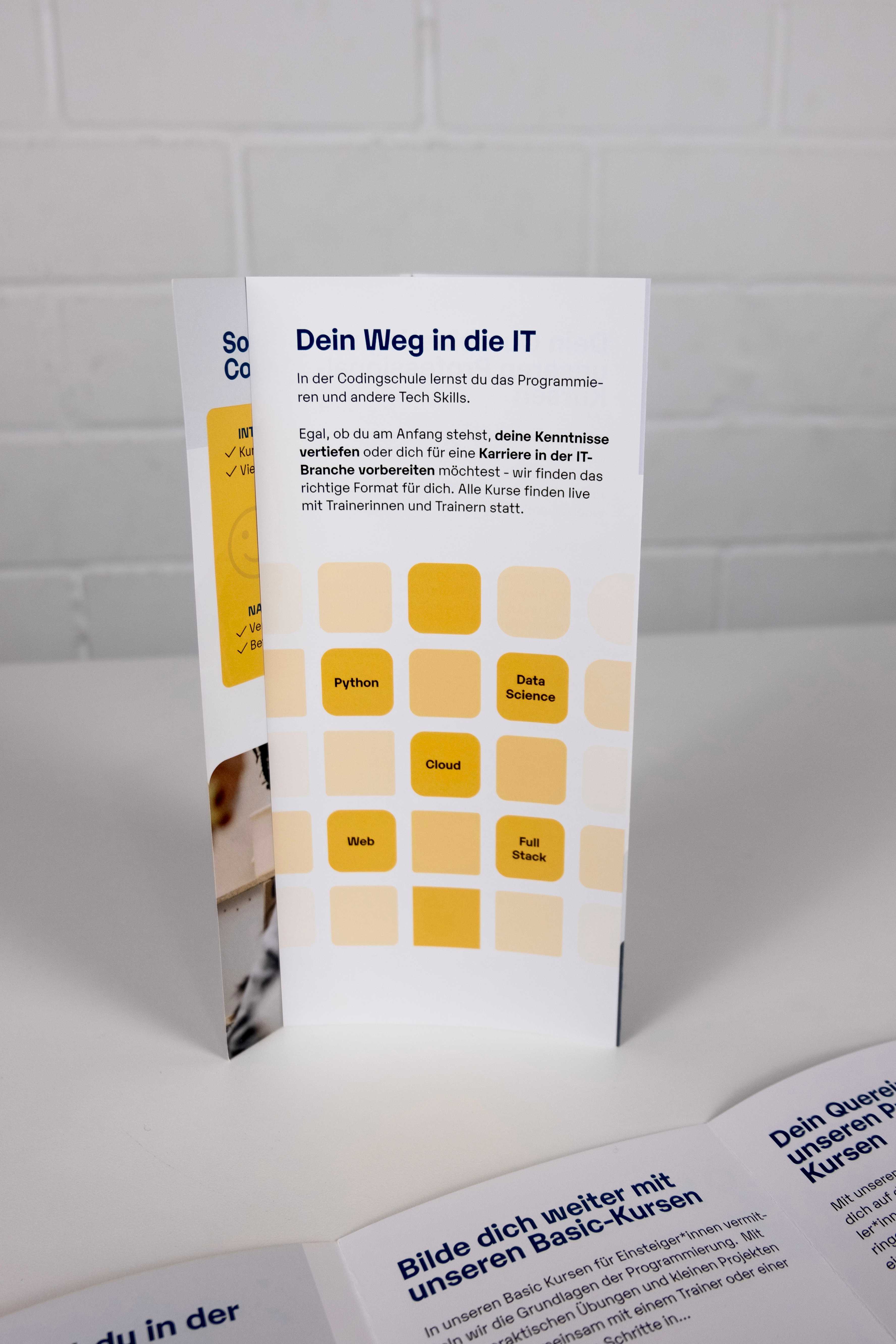 Codingschule Flyer Innenseite Frontalansicht