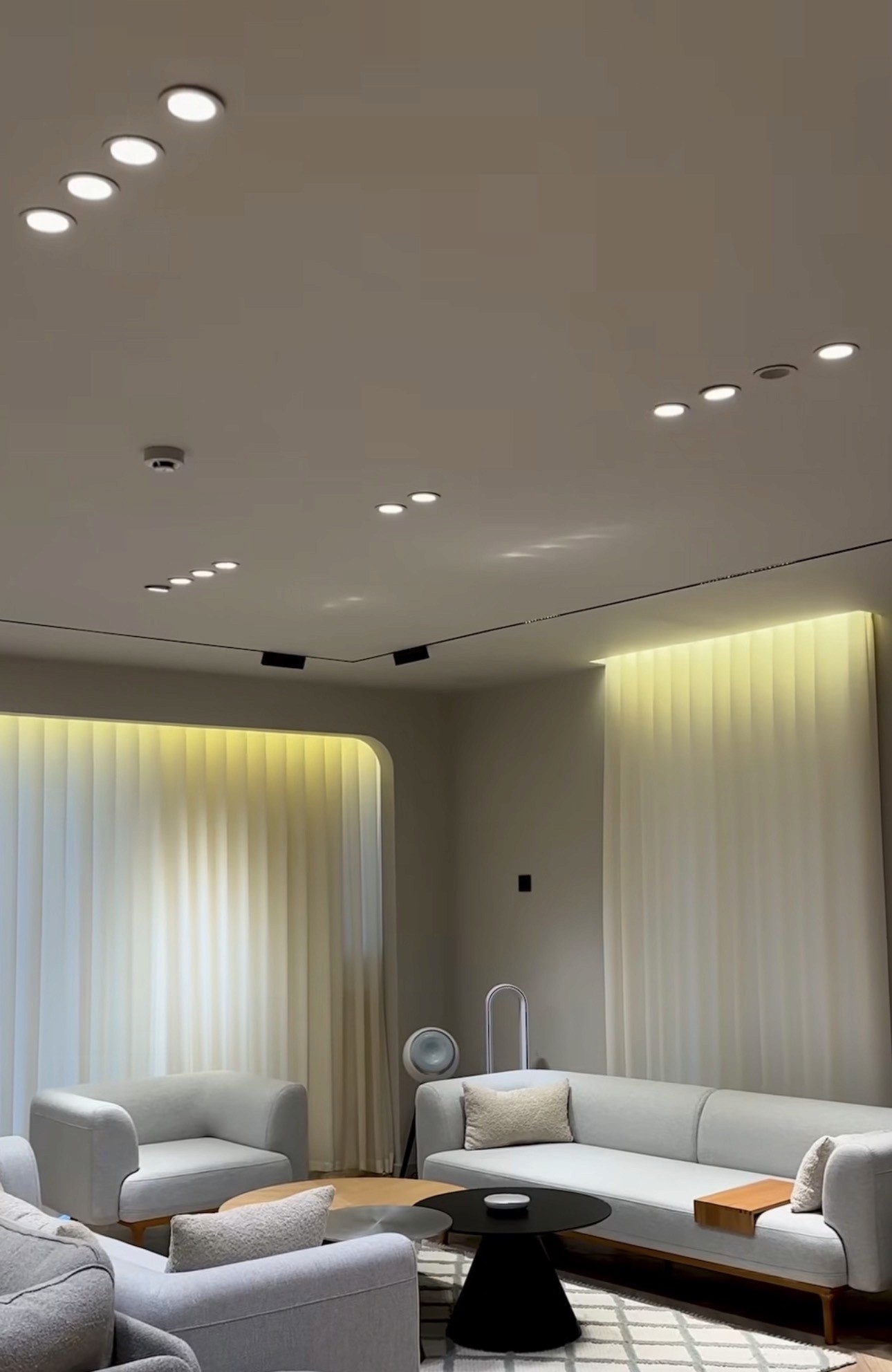 Proyecto de iluminación interior con integración de puntos de luz y acabados eléctricos