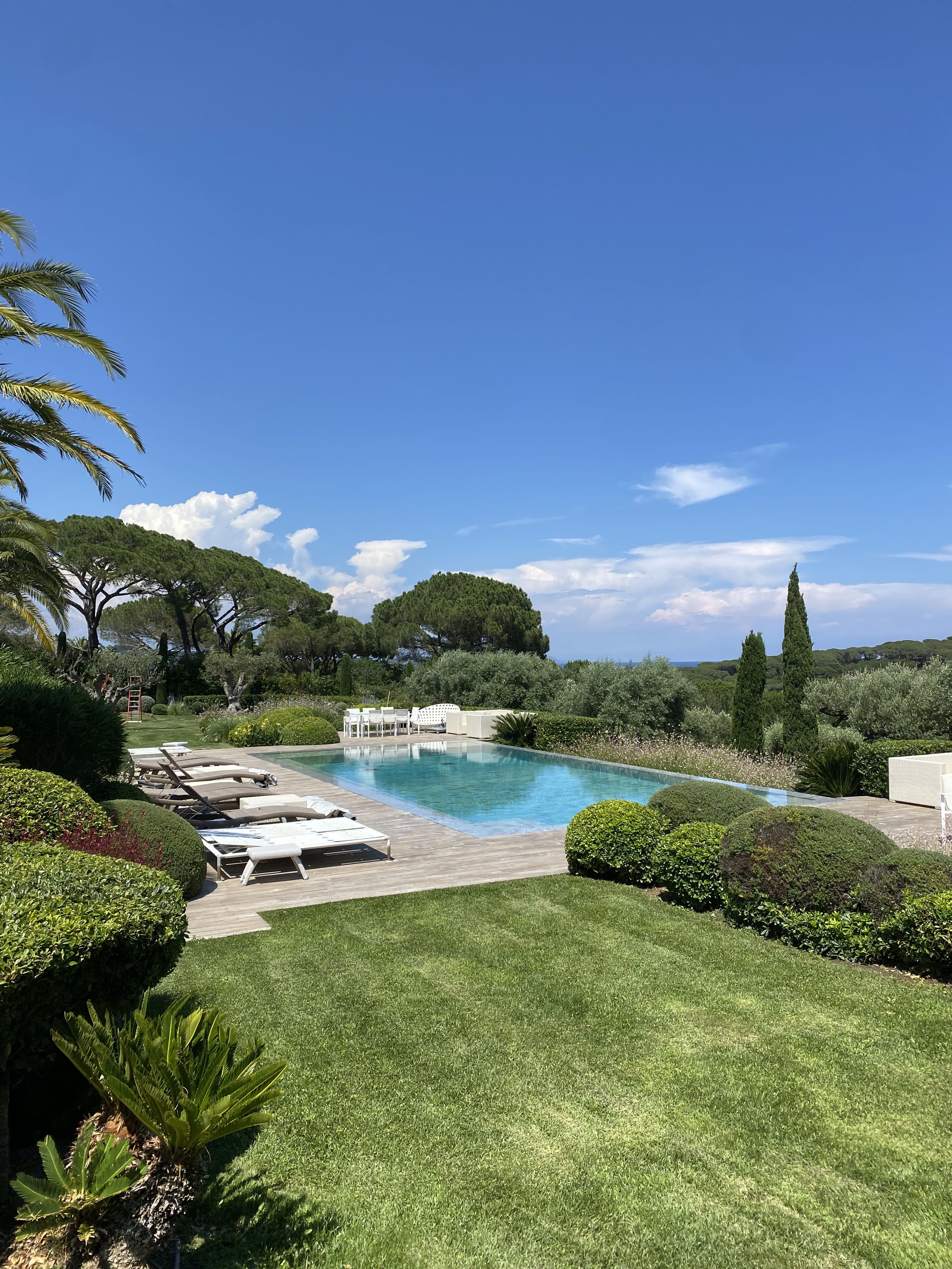 Aménagement de luxe avec piscine et plage de jardin à Valcros - BML Paysages