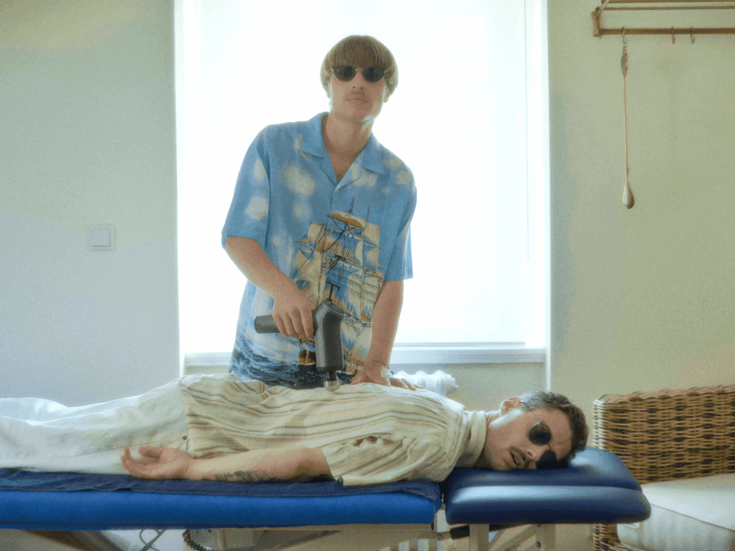 2 men massage