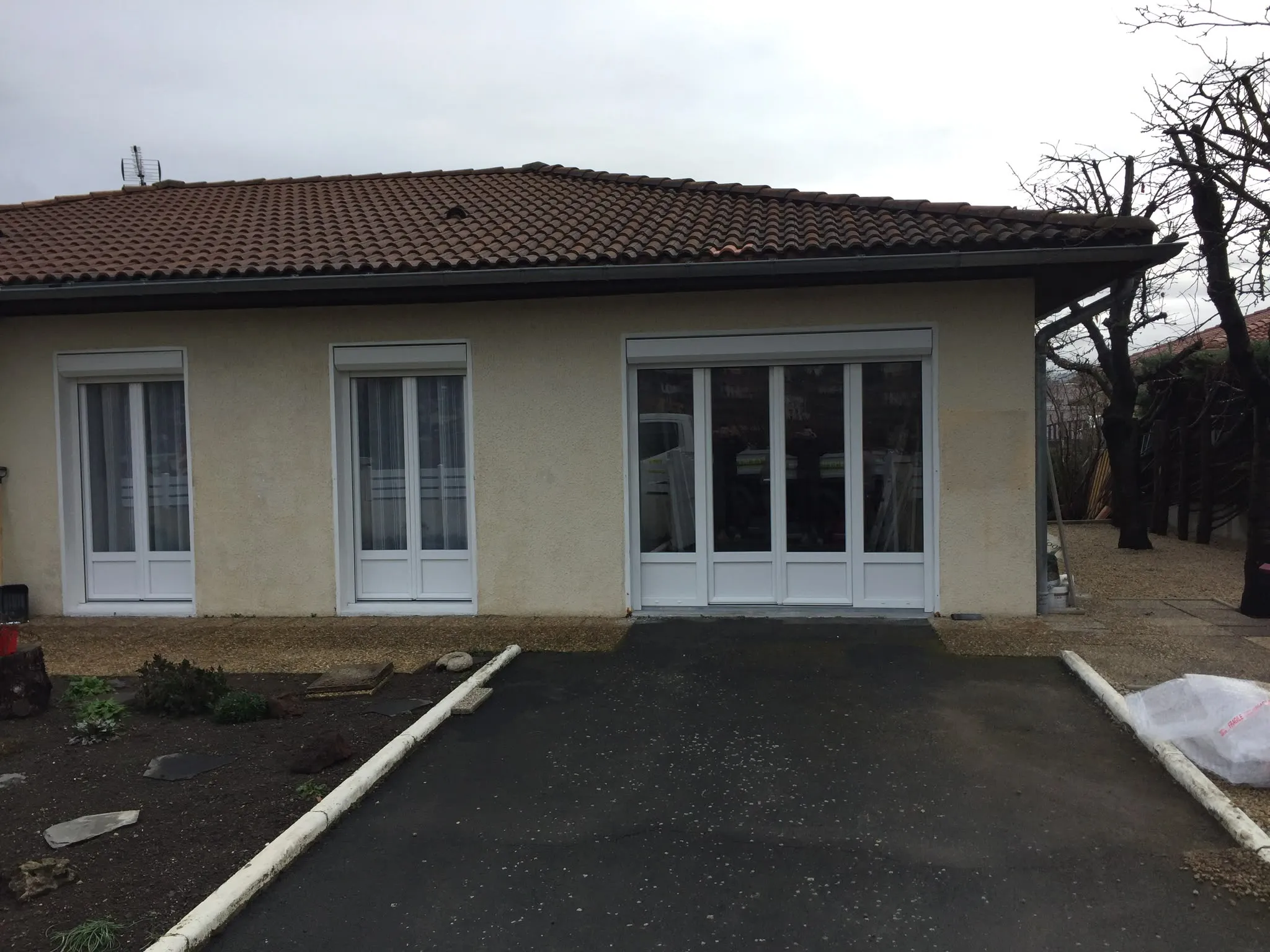 Menuiseries blanches sur une maison de plain-pied — AFermetures