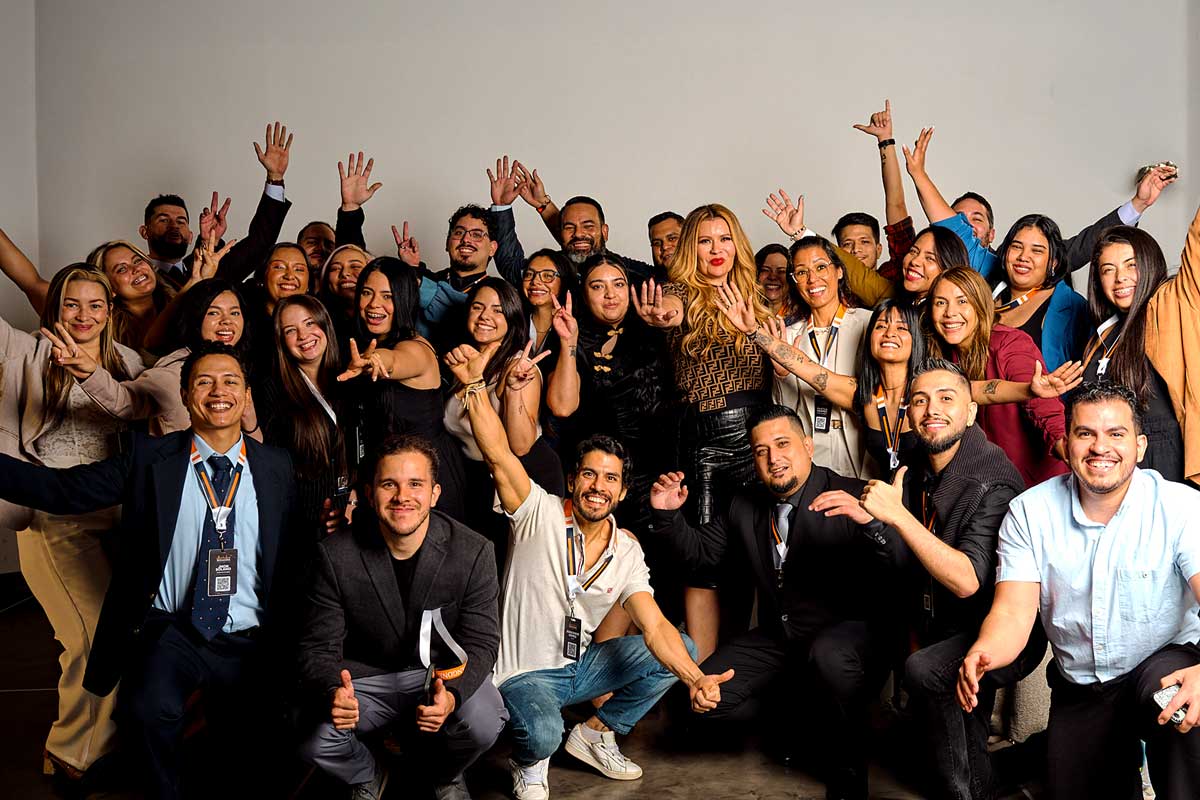 Equipo legal de Mangone Law Firm celebrando juntos – abogados de inmigración bilingües en Nueva Jersey