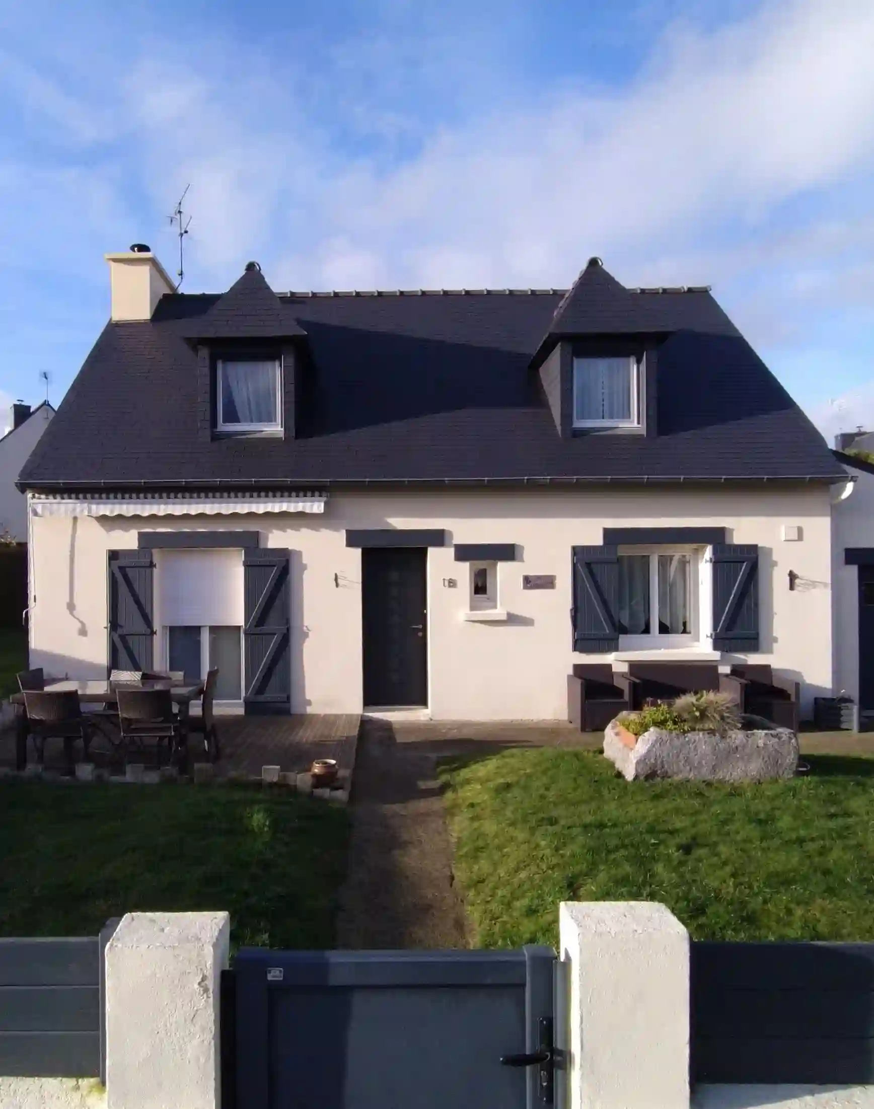 Toiture d'une maison nettoyée par l'entreprise Le Roy