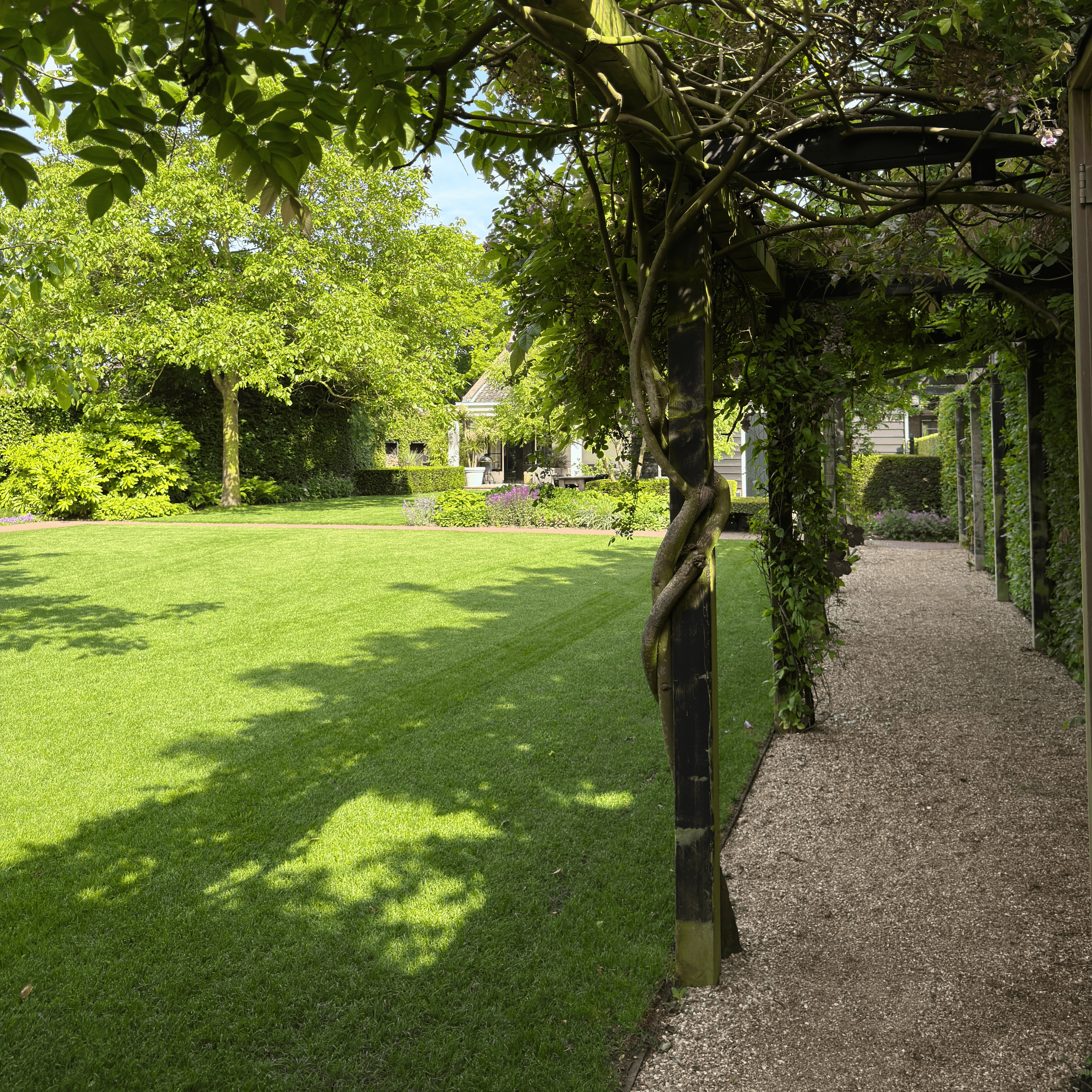 Luxurious living room with a gold geometric screen, dark wood paneling, plush sofa, and a glowing lamp on a side table. Modern and elegant ambiance.