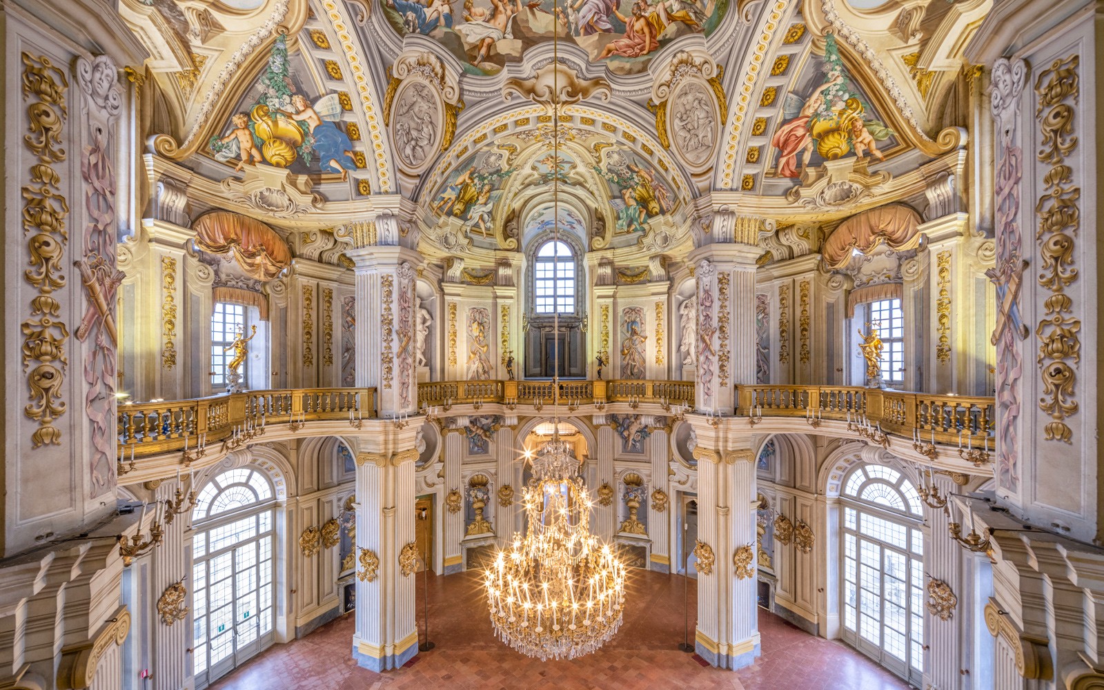 Bahagian dalam Villa della Regina dengan fresko berornamen dan candelier besar, Turin.