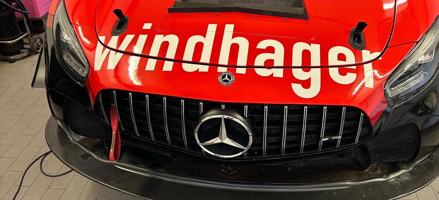Mercedes Fahrzeug mit professioneller Fahrzeugbeschriftung und Firmenlogo
