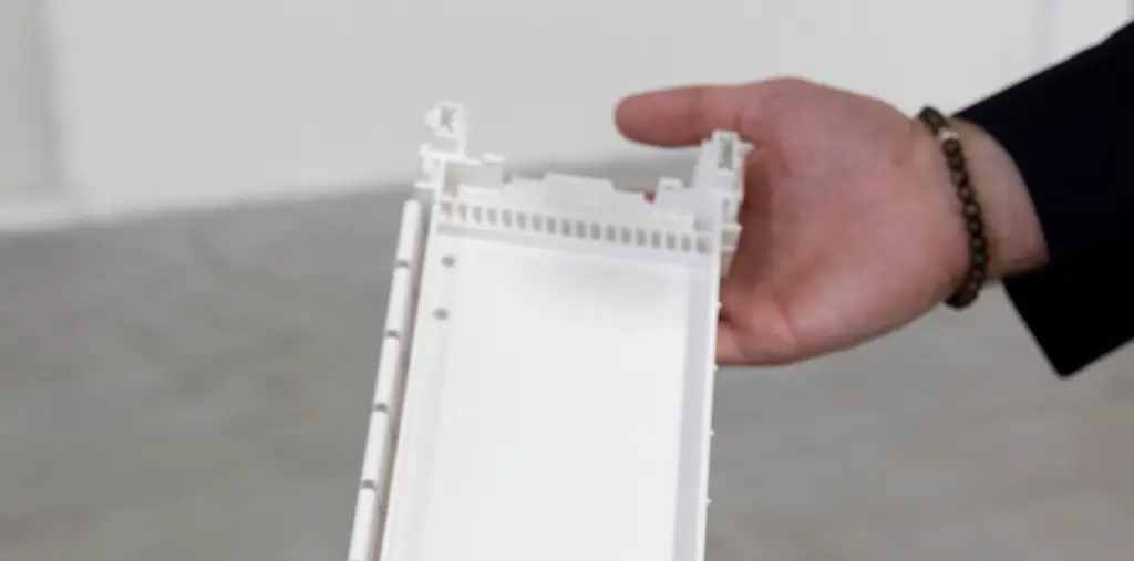 Battery cell carrier